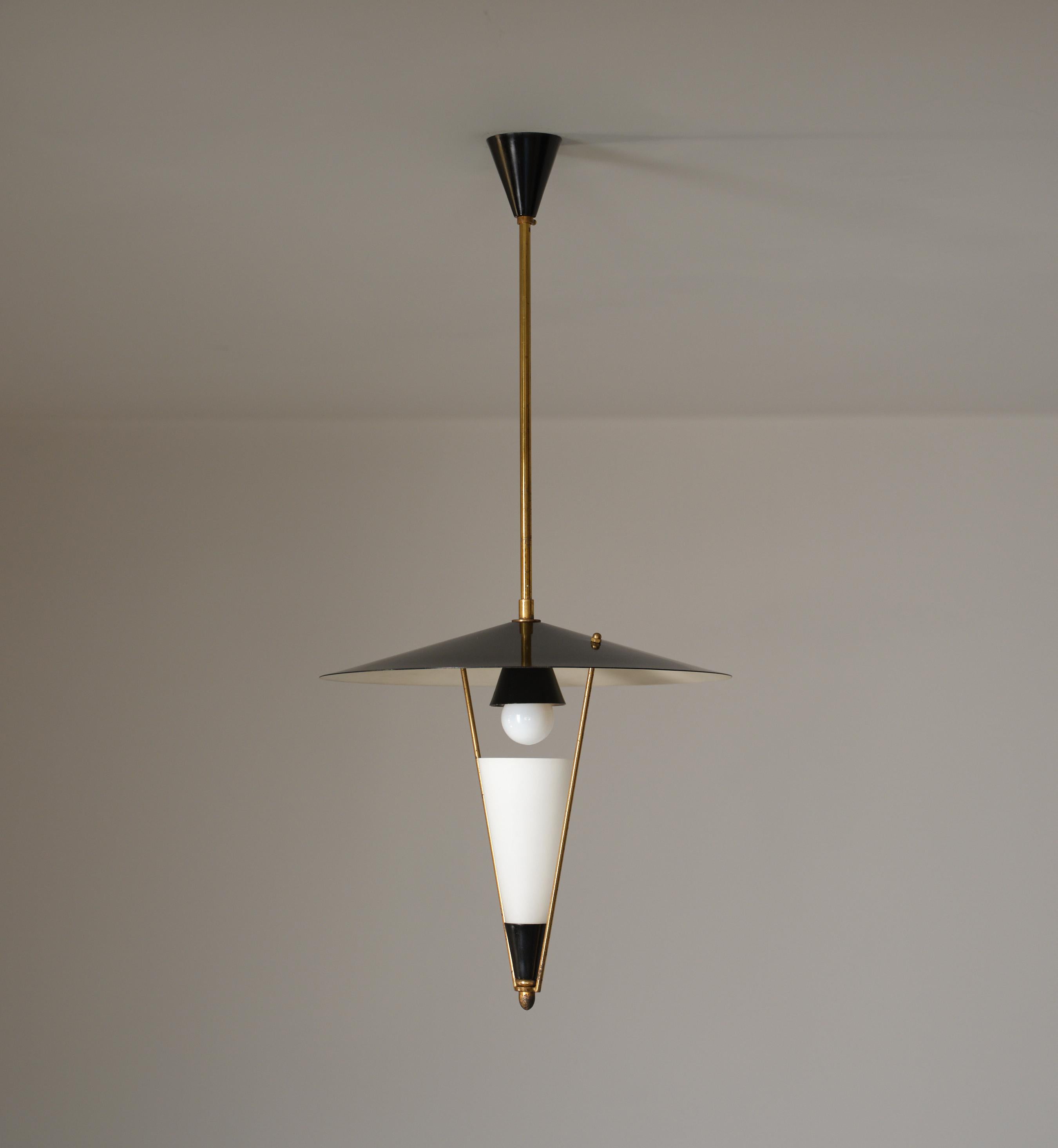Métal 1950s Italian Brass & Black Enamel Pendant Lamp, Attributed to Stilnovo en vente