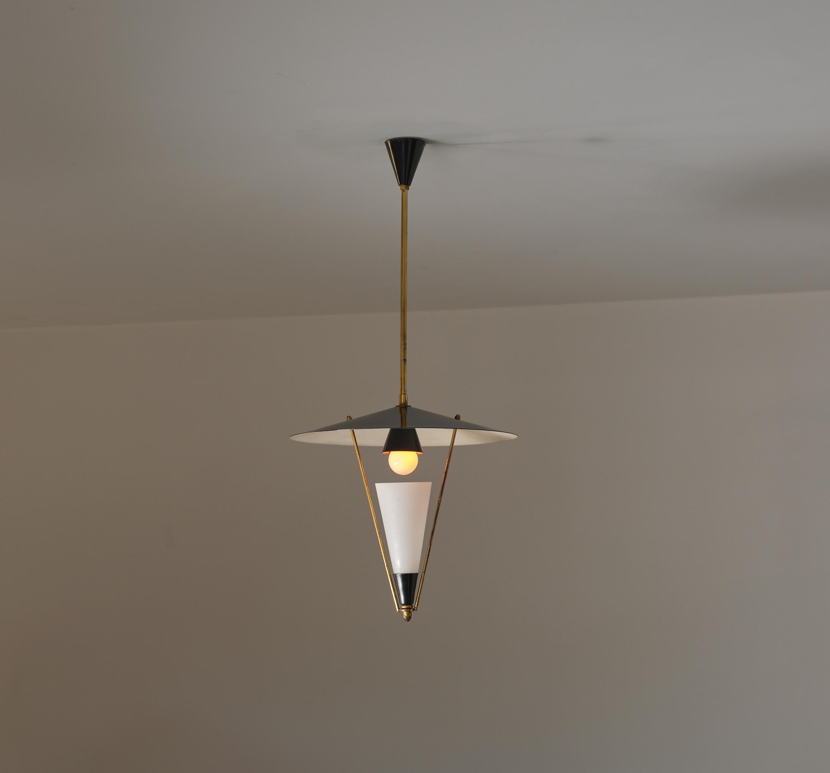 1950s Italian Brass & Black Enamel Pendant Lamp, Attributed to Stilnovo en vente 1