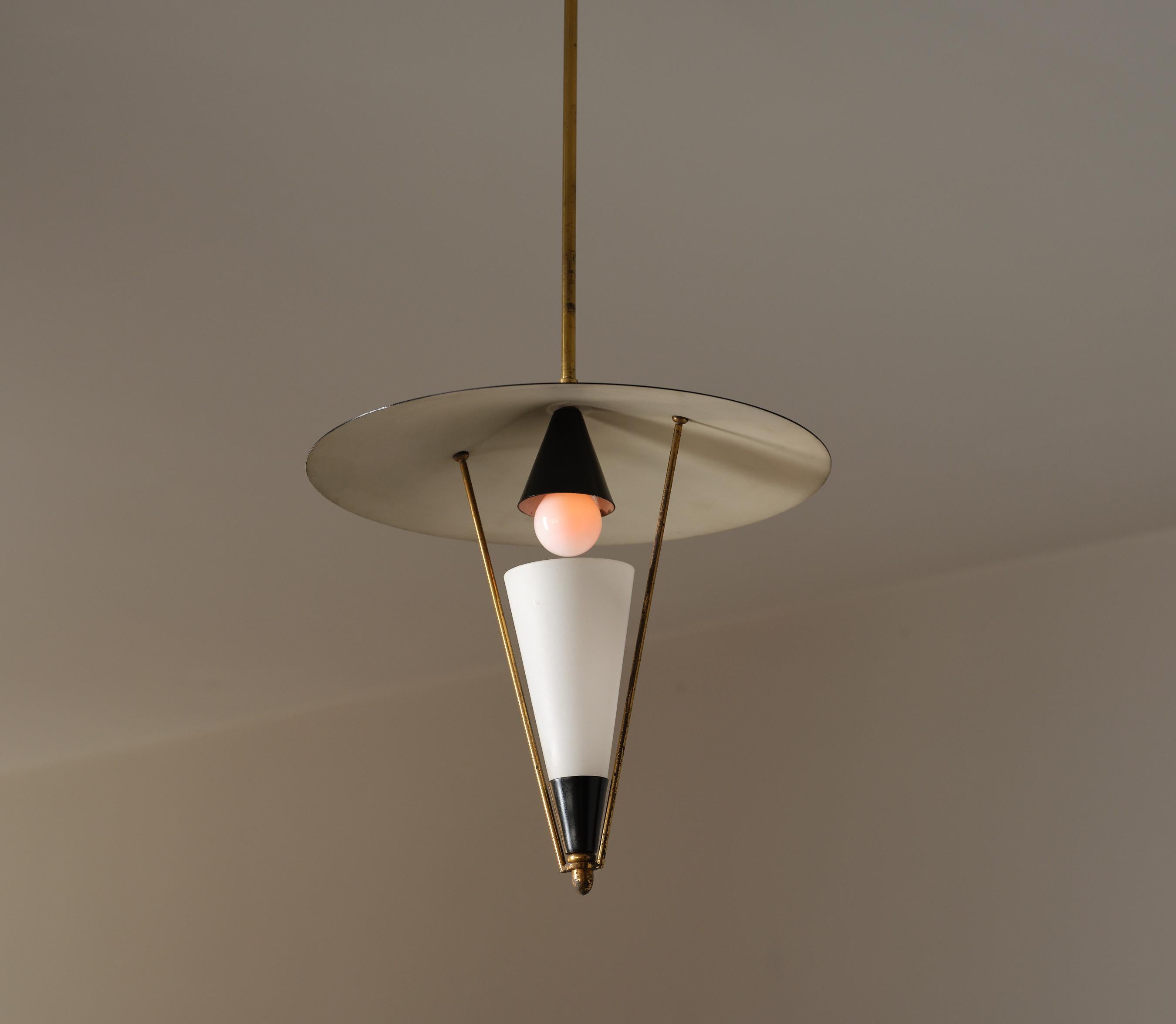 1950s Italian Brass & Black Enamel Pendant Lamp, Attributed to Stilnovo en vente 2