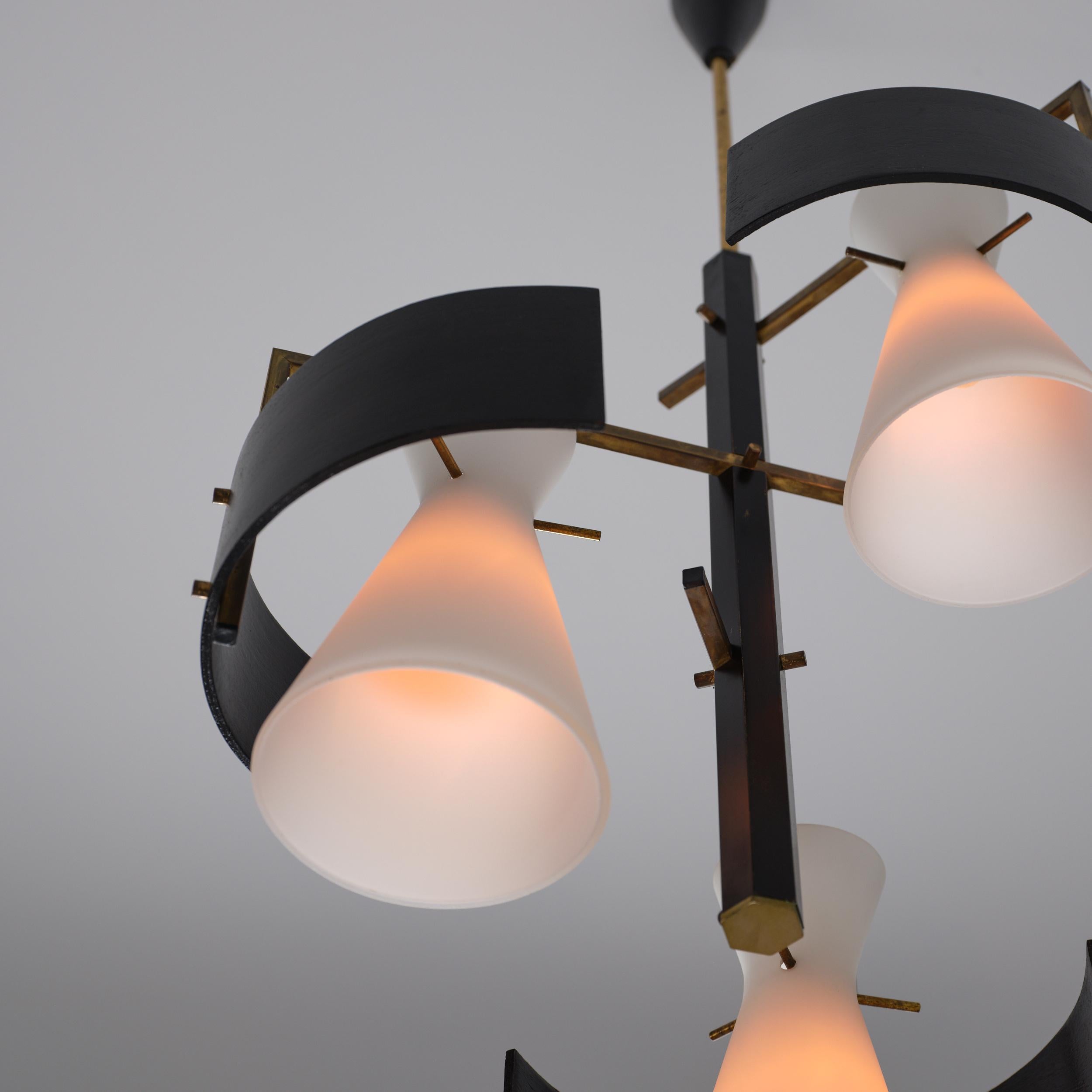 1950s Italian Brass & Black-Lacquered Chandelier with Opaline Glass Shades In condizioni buone in vendita a Rome, IT