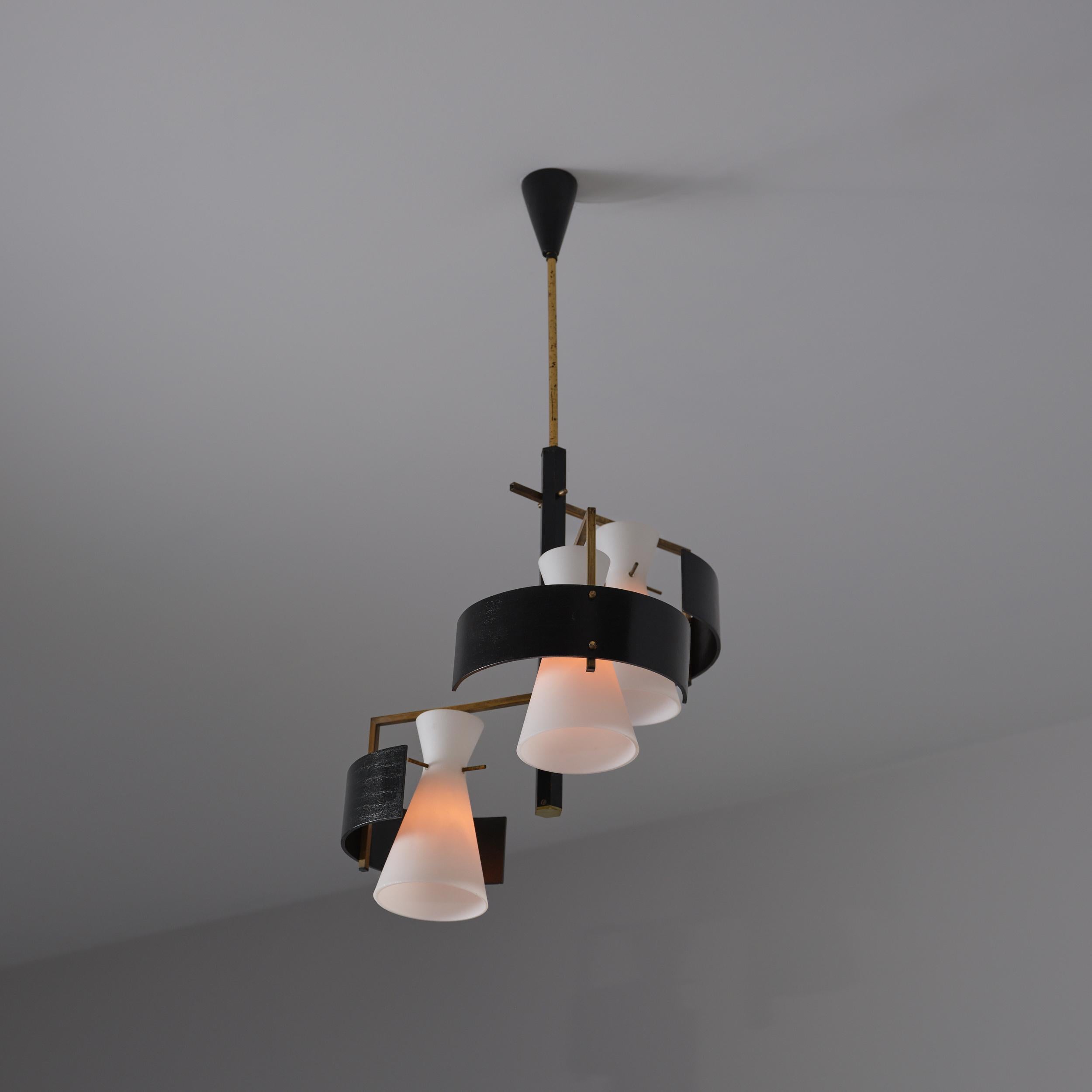 Metà XX secolo 1950s Italian Brass & Black-Lacquered Chandelier with Opaline Glass Shades in vendita