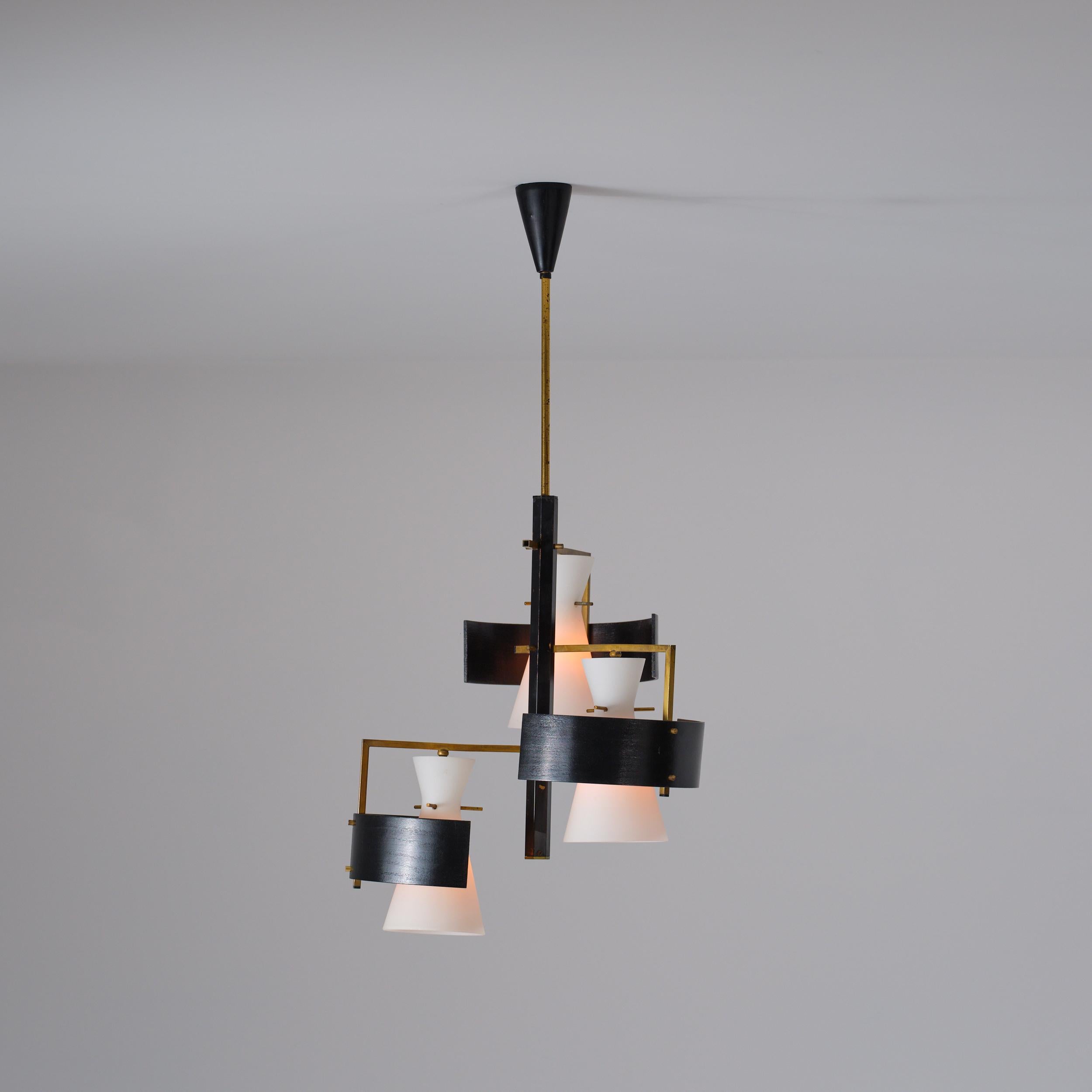 1950s Italian Brass & Black-Lacquered Chandelier with Opaline Glass Shades in vendita 1