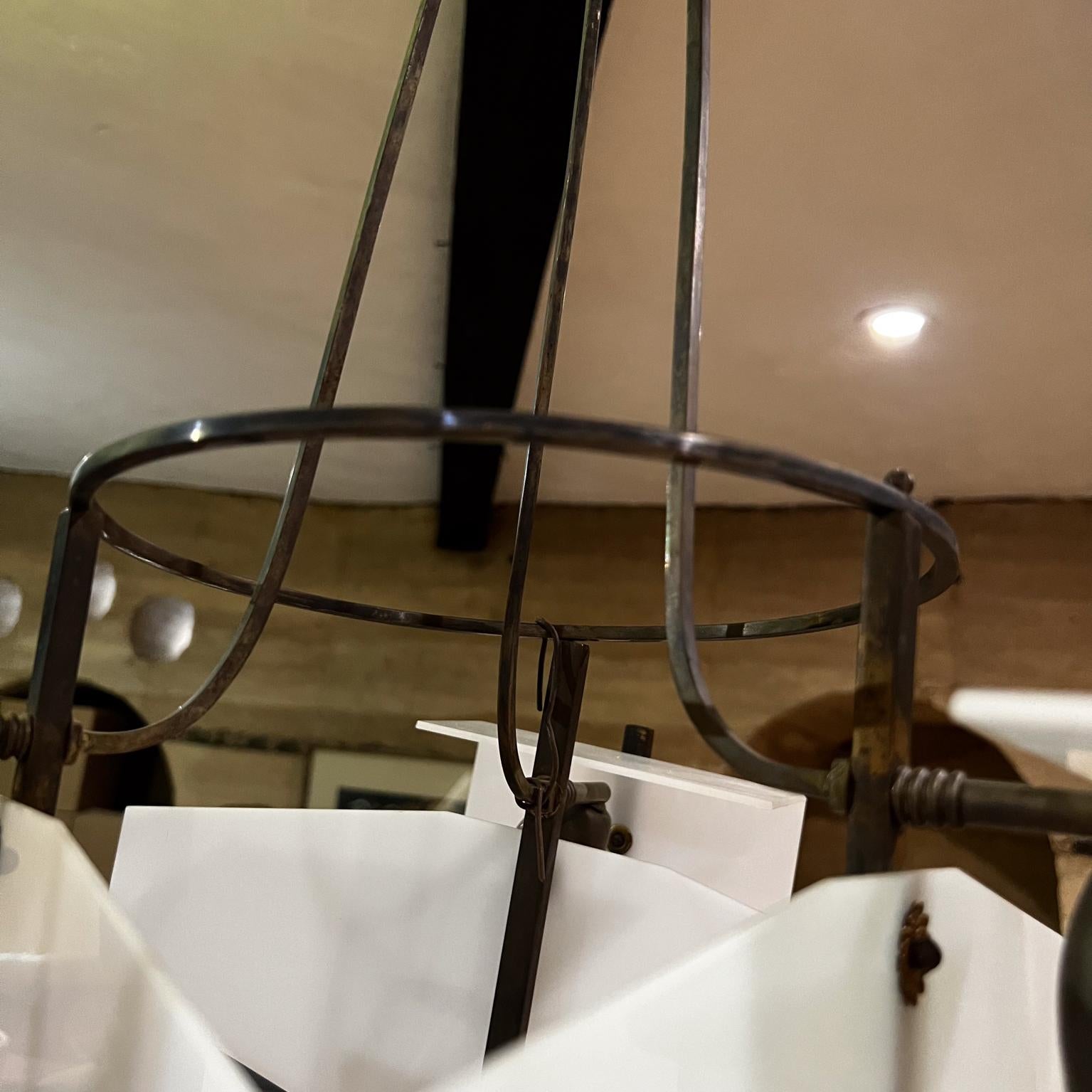 Lampadario a 3 luci italiano del 1950 in ottone patinato, plexiglass geometrico in vendita 1