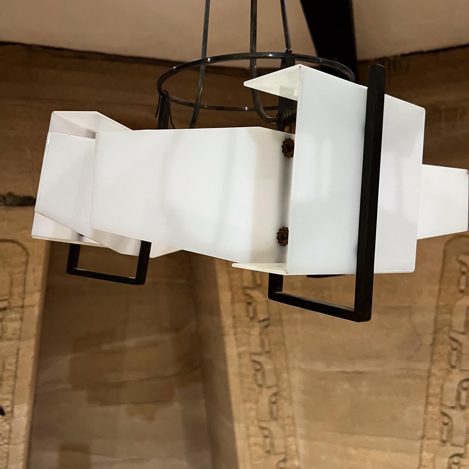 1950er Jahre Italienisch Messing Kronleuchter Geometrische Weiß Plexiglas Stil Oluce im Zustand „Gut“ im Angebot in Chula Vista, CA