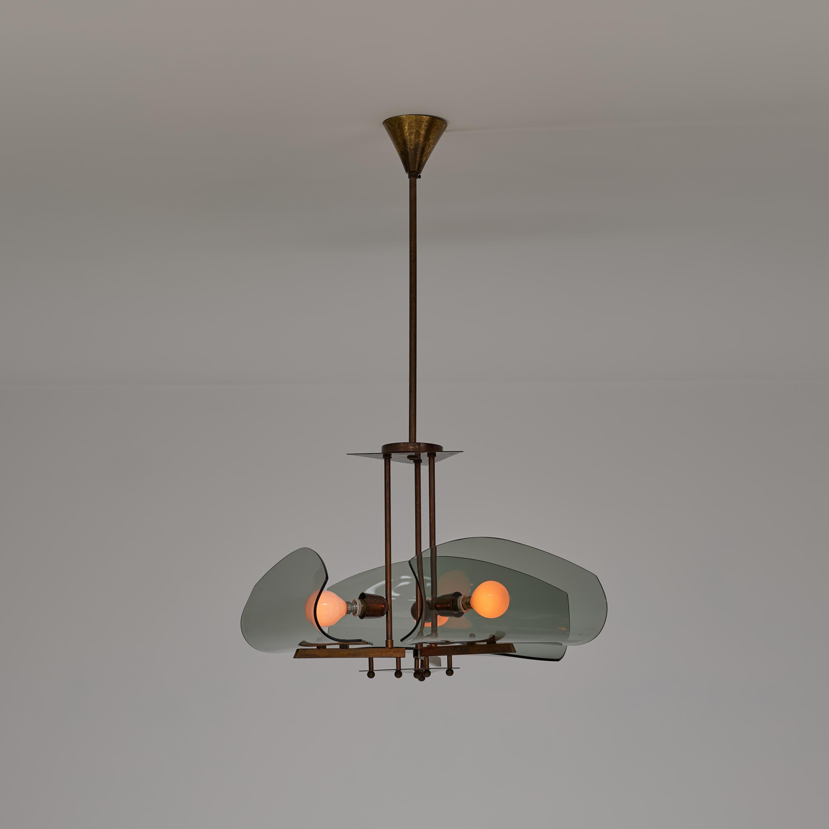 Araña italiana de latón de los años 50 con tulipas curvas de cristal ahumado, 3 luces Moderno de mediados de siglo en venta