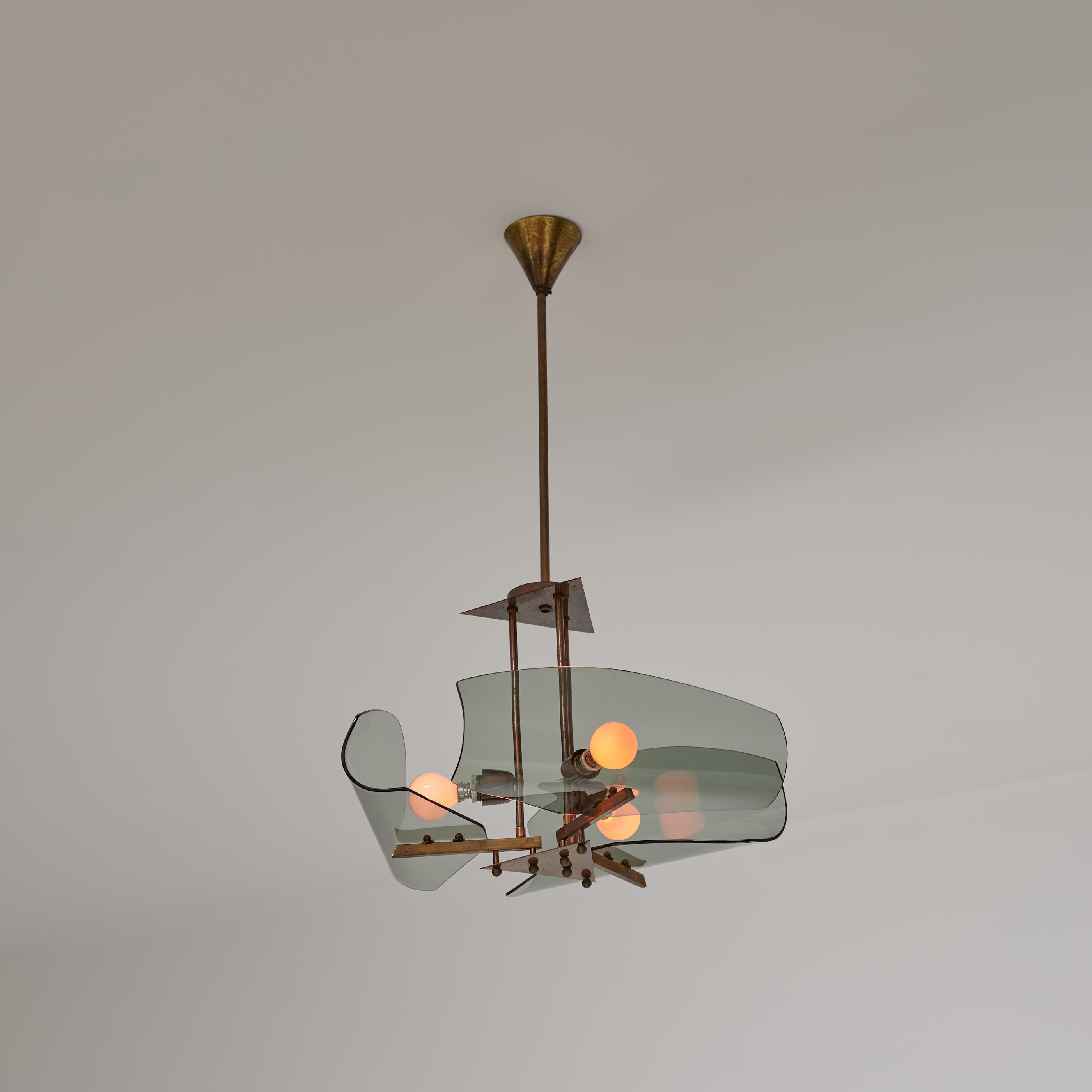 Araña italiana de latón de los años 50 con tulipas curvas de cristal ahumado, 3 luces Italiano en venta
