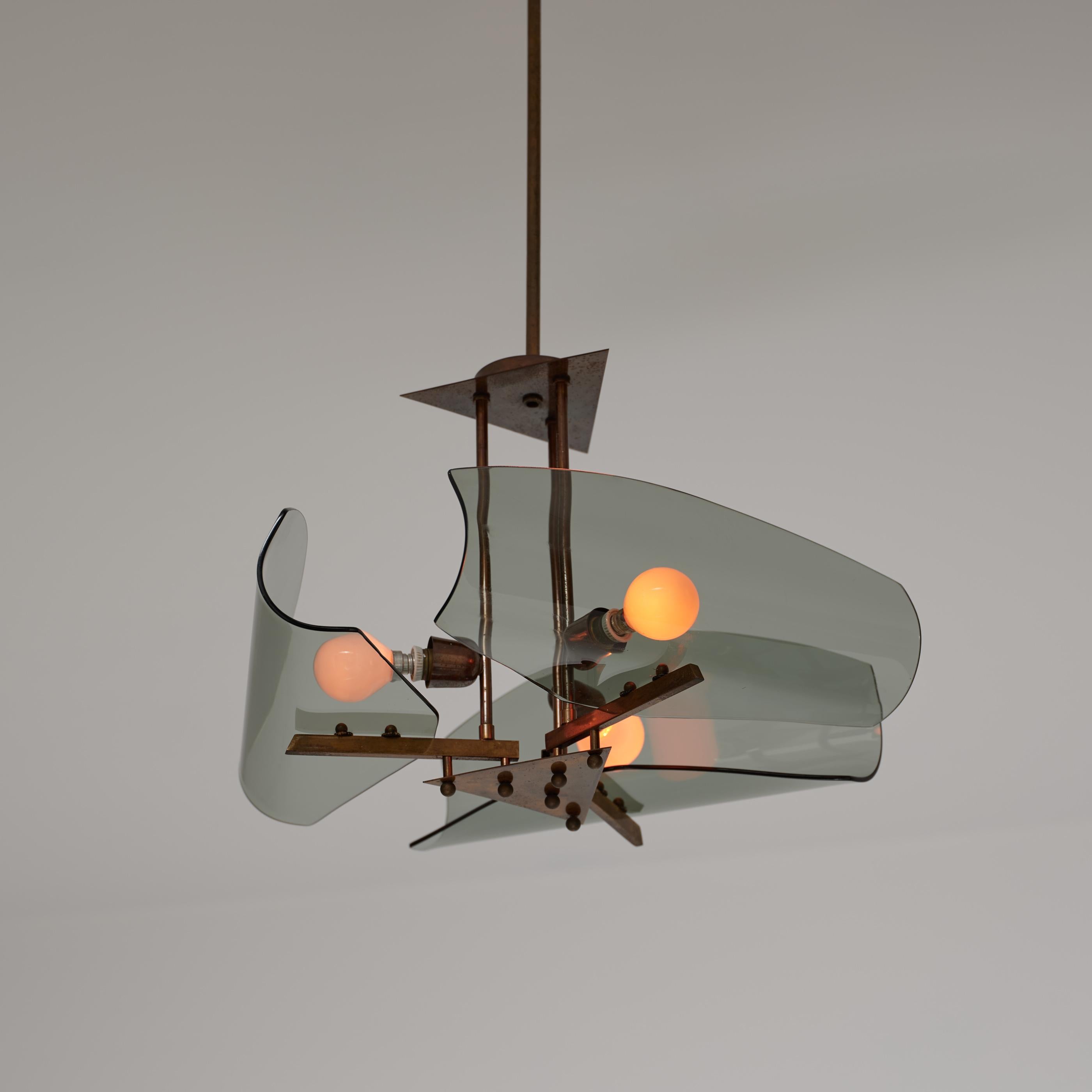 Araña italiana de latón de los años 50 con tulipas curvas de cristal ahumado, 3 luces en Bueno estado para la venta en Rome, IT