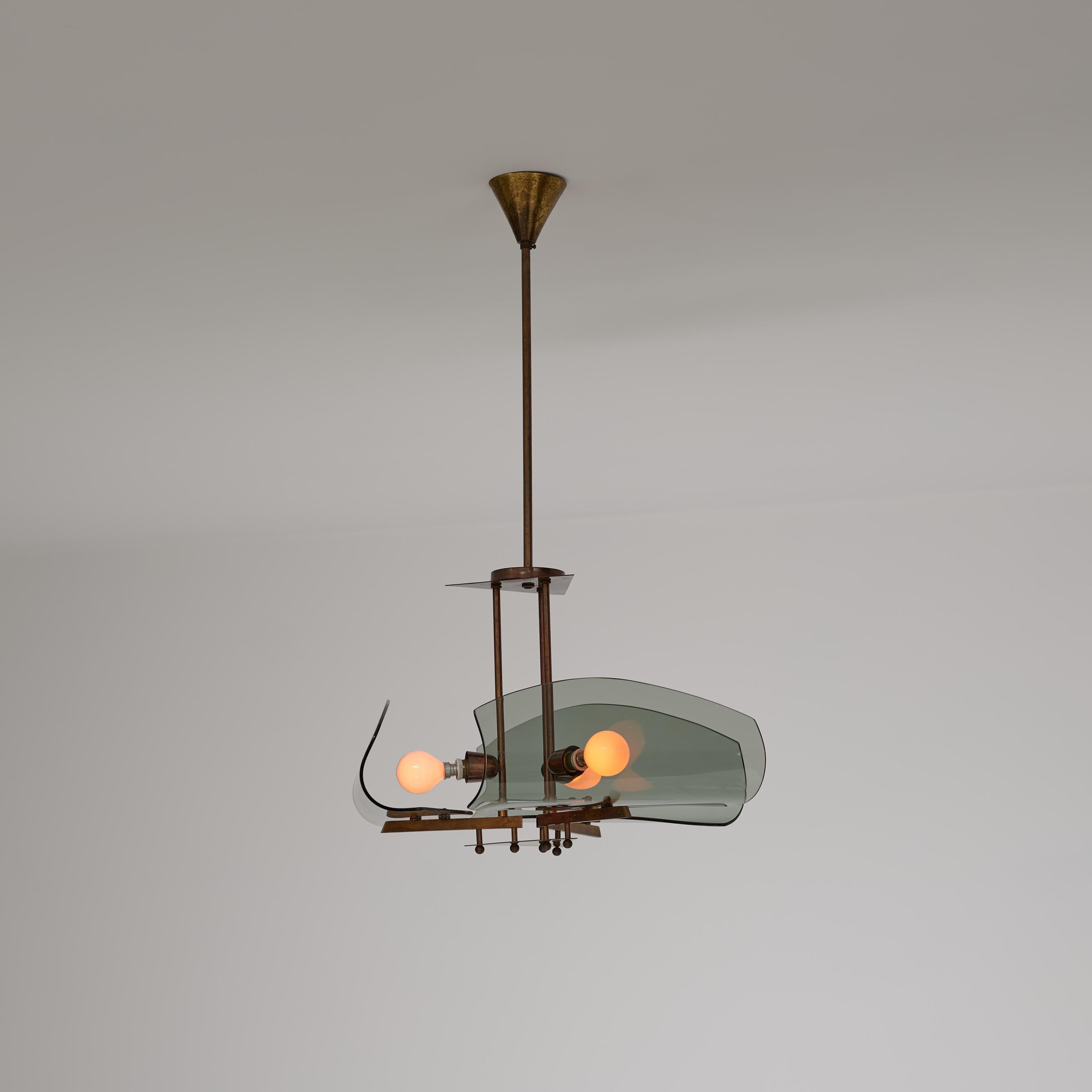 Araña italiana de latón de los años 50 con tulipas curvas de cristal ahumado, 3 luces mediados del siglo XX en venta