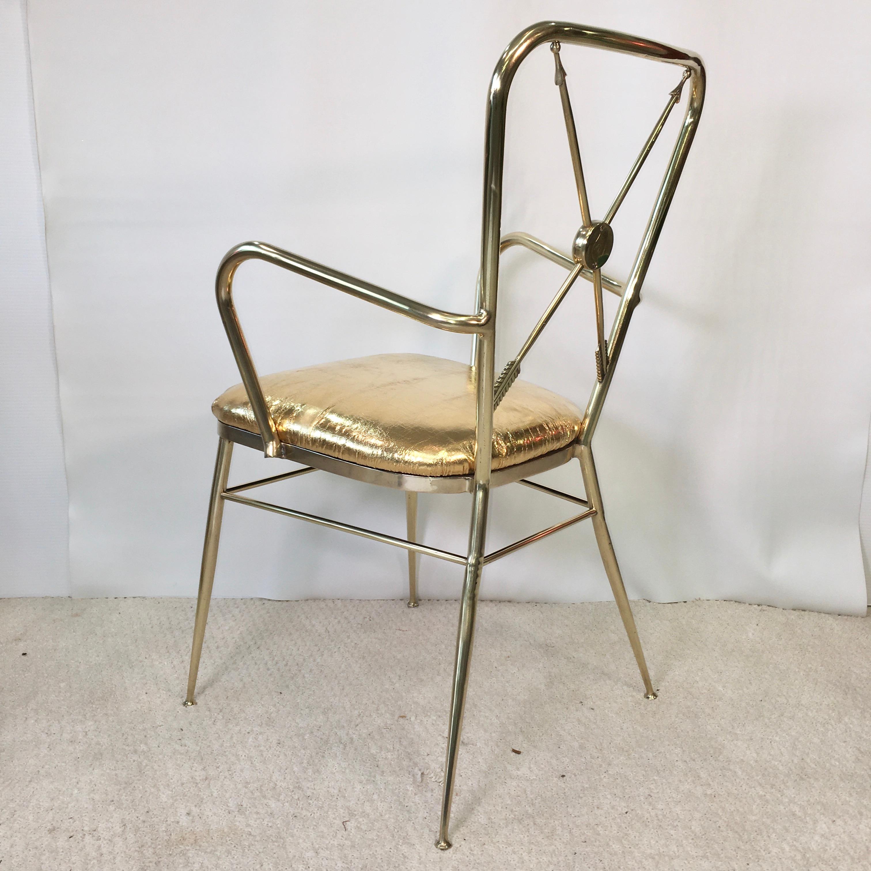 fauteuil Chiavari en laiton italien des années 1950 avec motif de flèches croisées en vente 7
