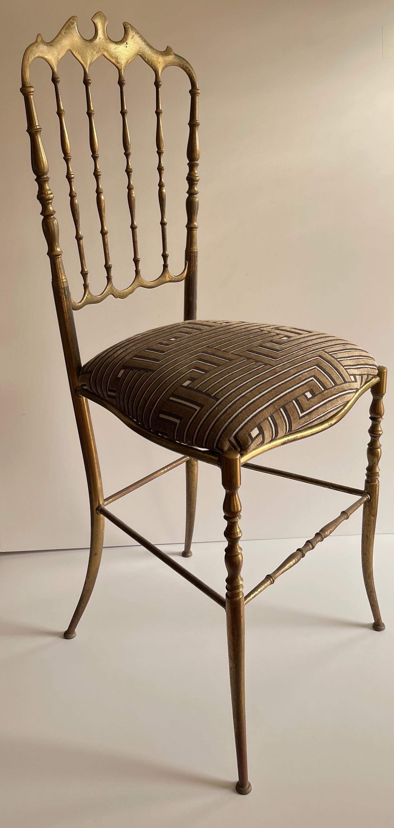 Sedia Chiavari italiana in ottone. Nuovo cuscino di seduta rivestito in tessuto di velluto tagliato a labirinto di Lee Jofa.
Nel complesso, la struttura in ottone massiccio presenta una patina non lucida.