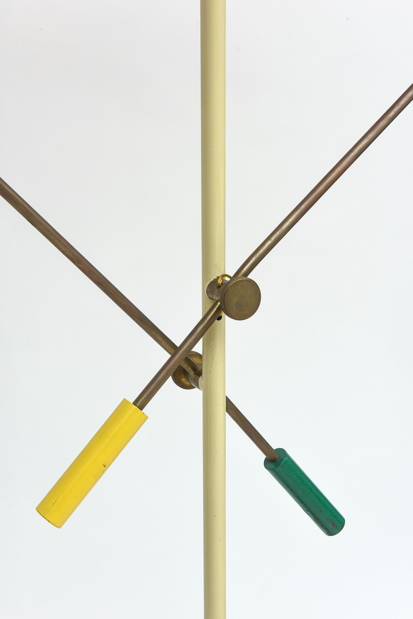 1950er Jahre Italienische Messing Stehlampe mit dreifarbig emaillierten Schirmen im Angebot 4