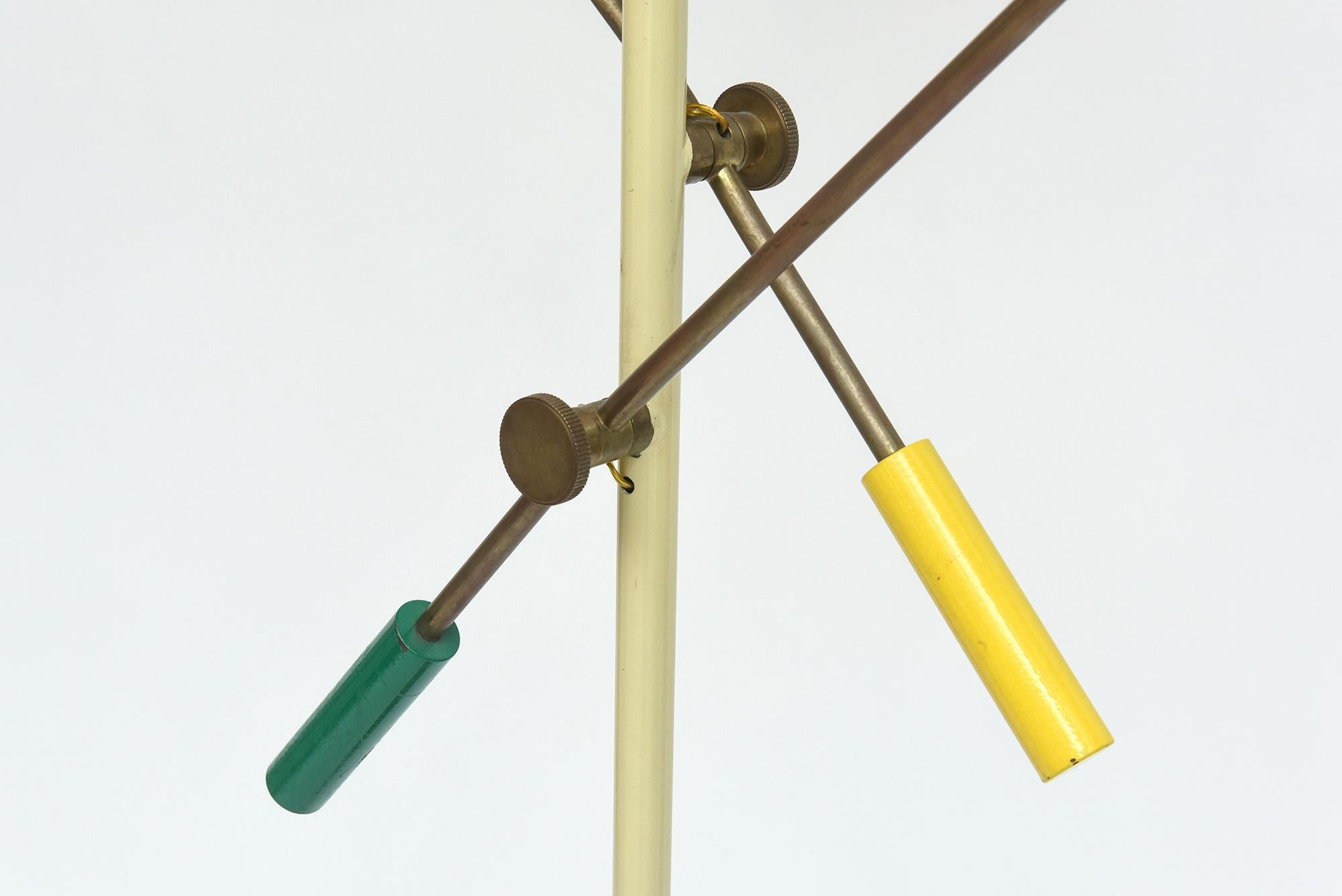 1950er Jahre Italienische Messing Stehlampe mit dreifarbig emaillierten Schirmen im Angebot 5