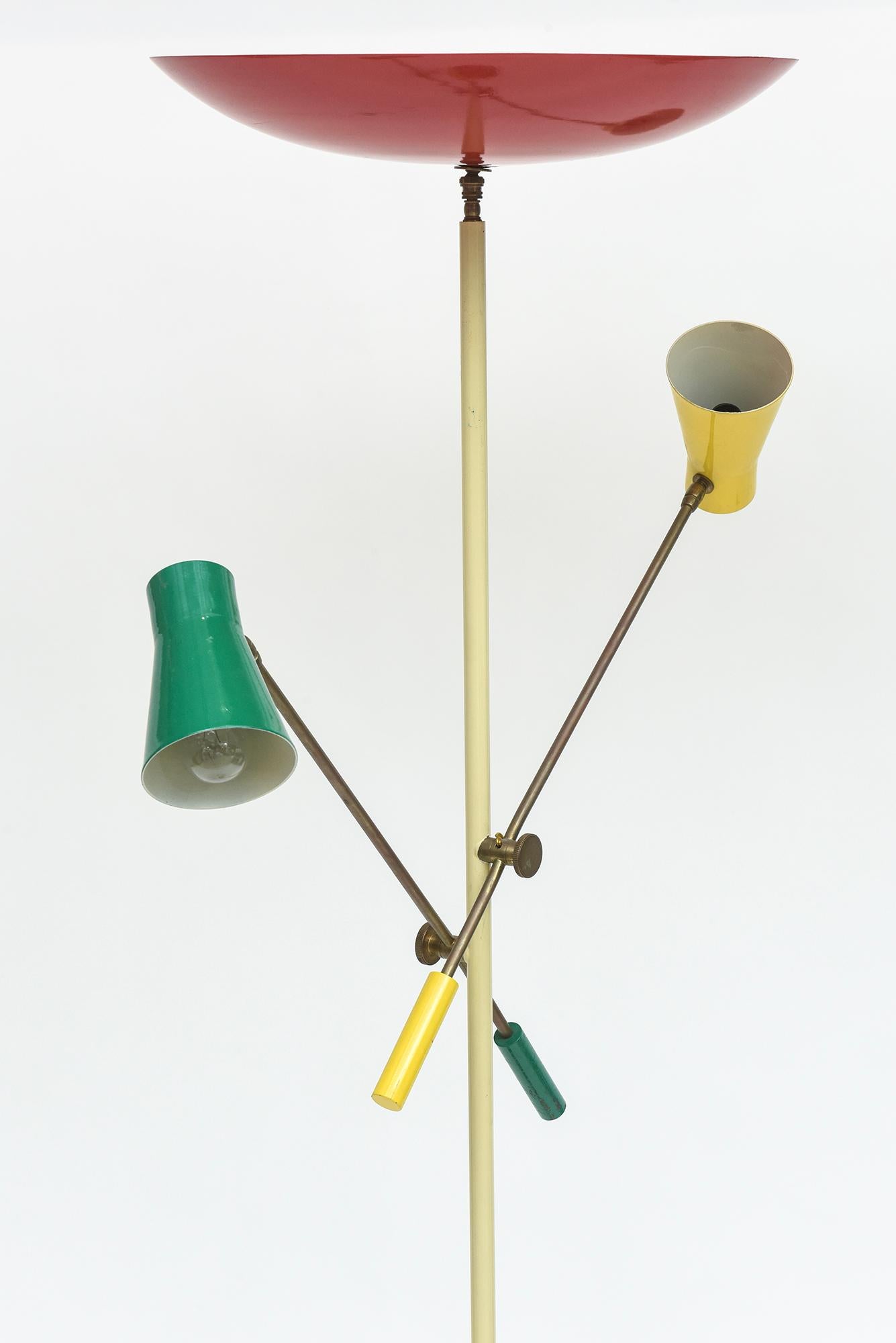 1950er Jahre Italienische Messing Stehlampe mit dreifarbig emaillierten Schirmen (Moderne der Mitte des Jahrhunderts) im Angebot
