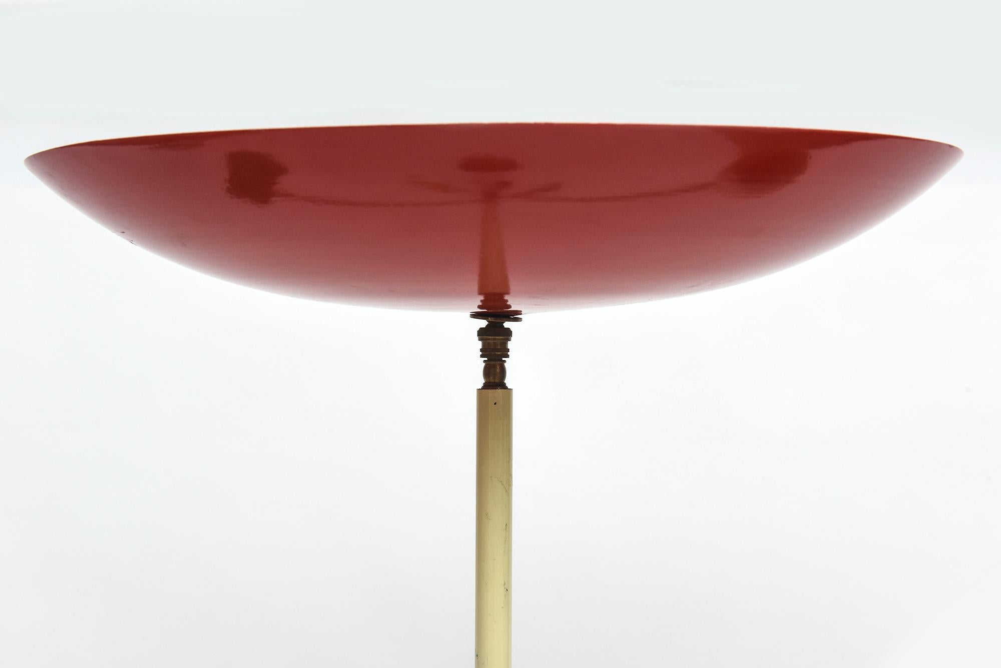 1950er Jahre Italienische Messing Stehlampe mit dreifarbig emaillierten Schirmen (Gemalt) im Angebot