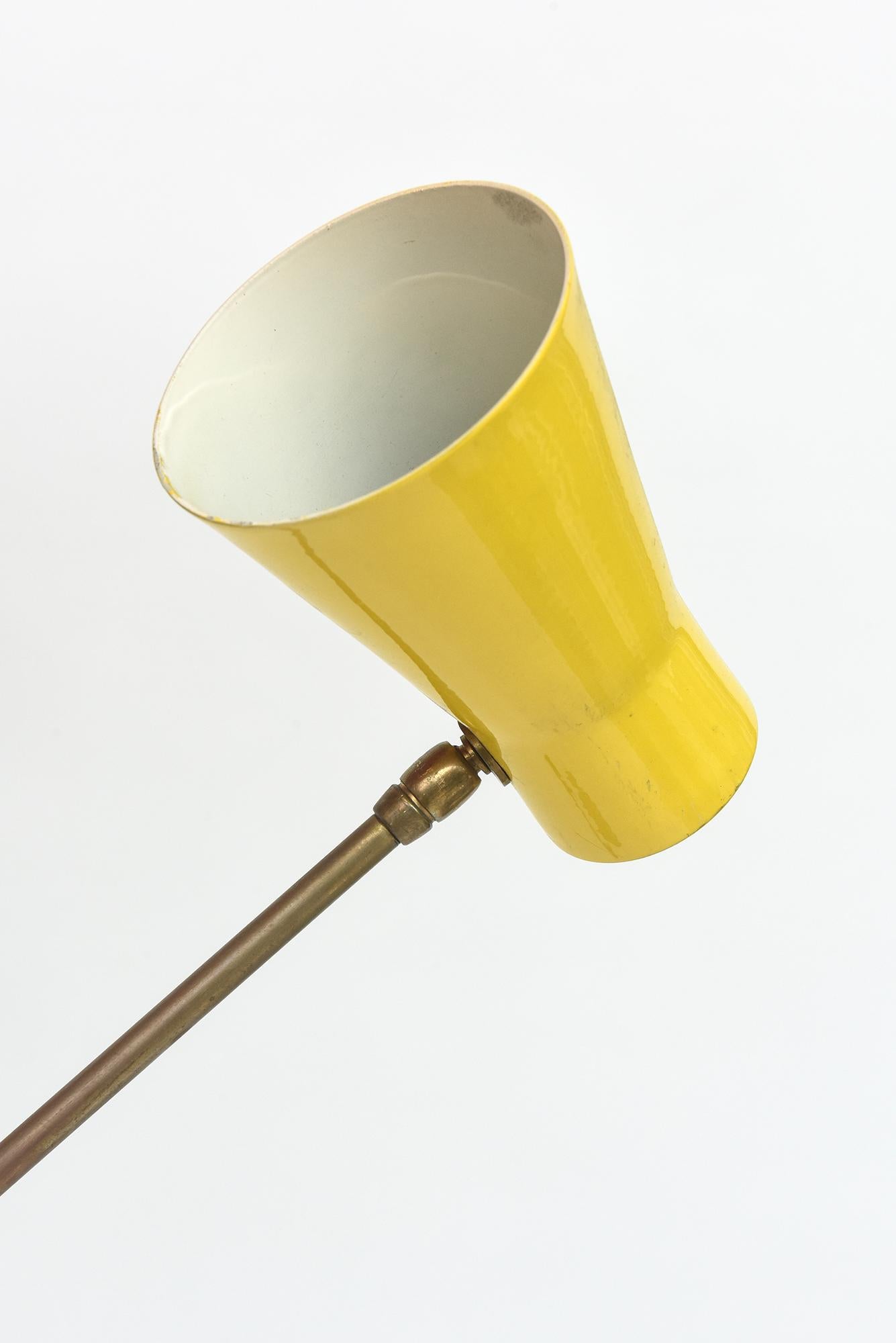 1950er Jahre Italienische Messing Stehlampe mit dreifarbig emaillierten Schirmen (Metall) im Angebot