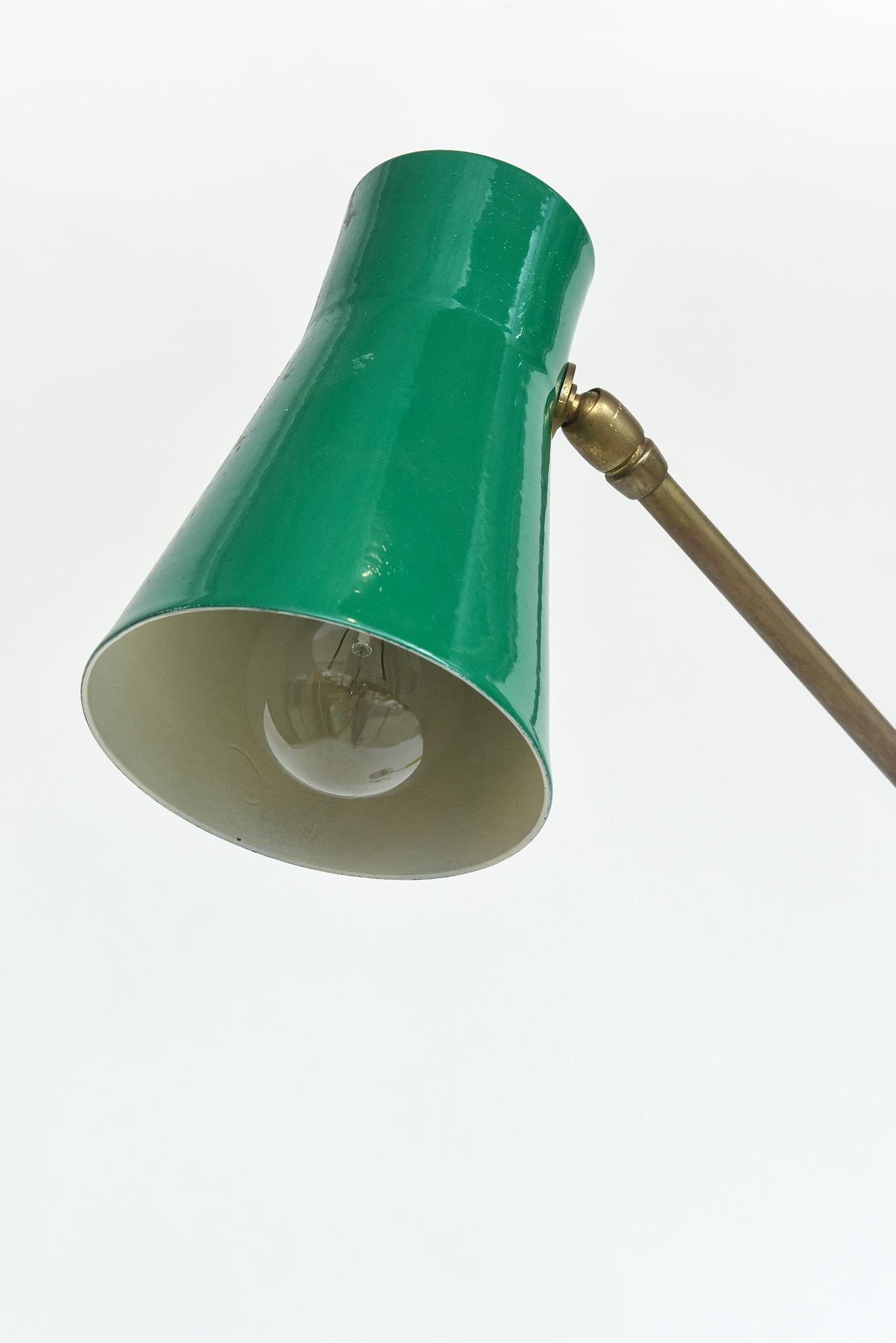 1950er Jahre Italienische Messing Stehlampe mit dreifarbig emaillierten Schirmen im Angebot 2