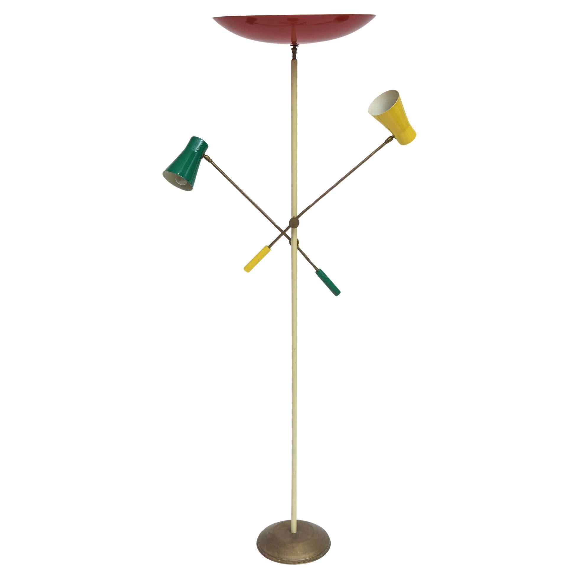 1950er Jahre Italienische Messing Stehlampe mit dreifarbig emaillierten Schirmen im Angebot