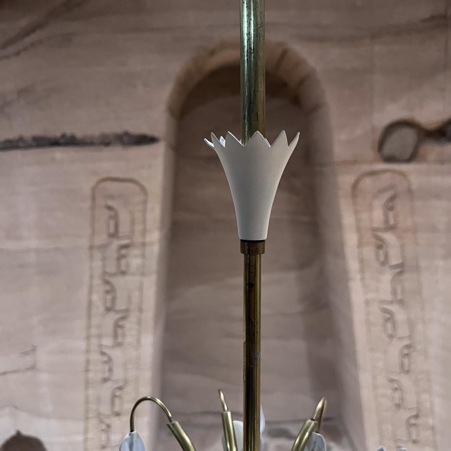 Milieu du XXe siècle 1950s Italian Brass Flower Chandelier Eight Arm Stilnovo en vente