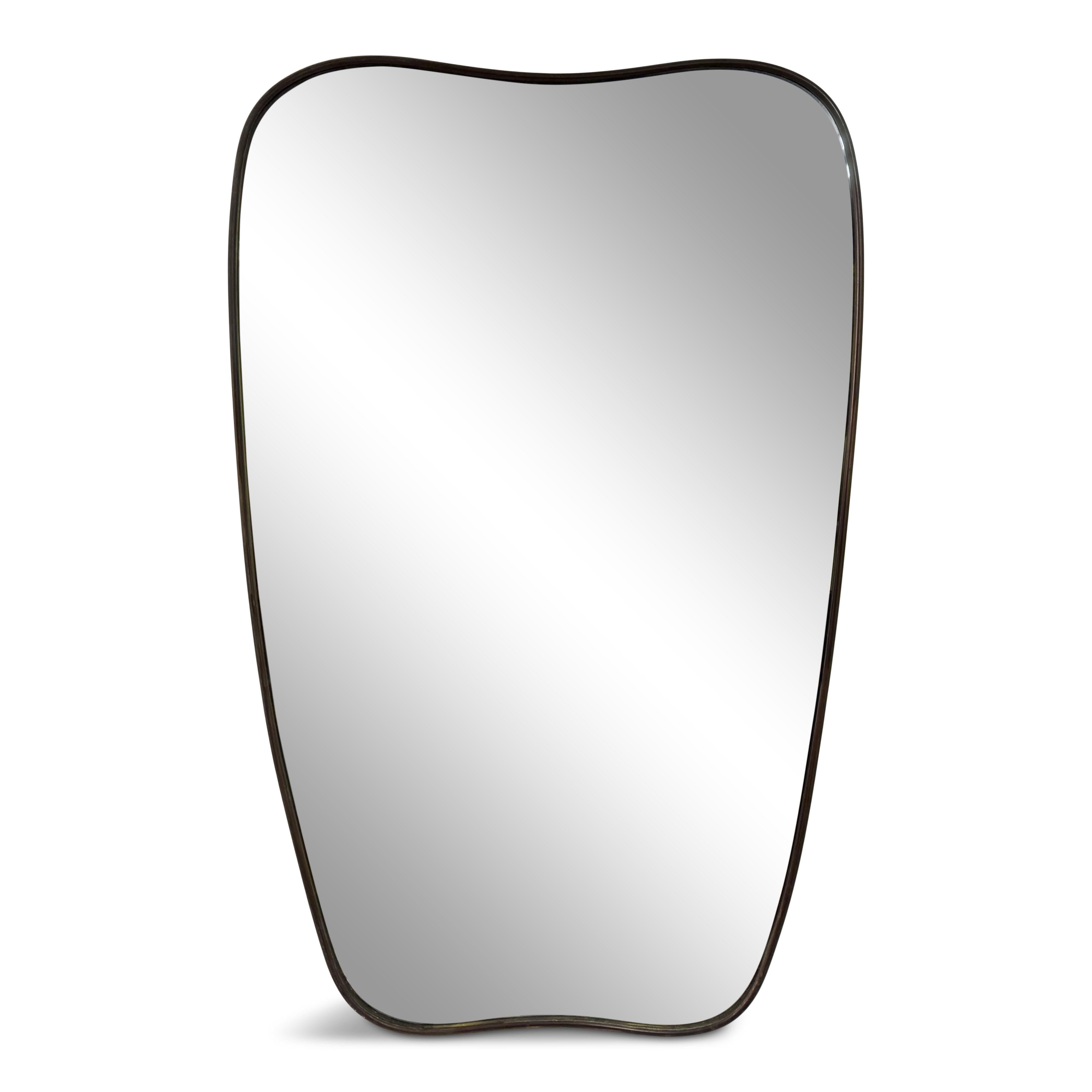 1950s Italian Brass mirror

1950s Italian curvy brass mirror—a mid-century mirror that embodies timeless elegance and masterful Italian craftsmanship. Handcrafted in Italy during the golden era of design, this mirror features gracefully flowing