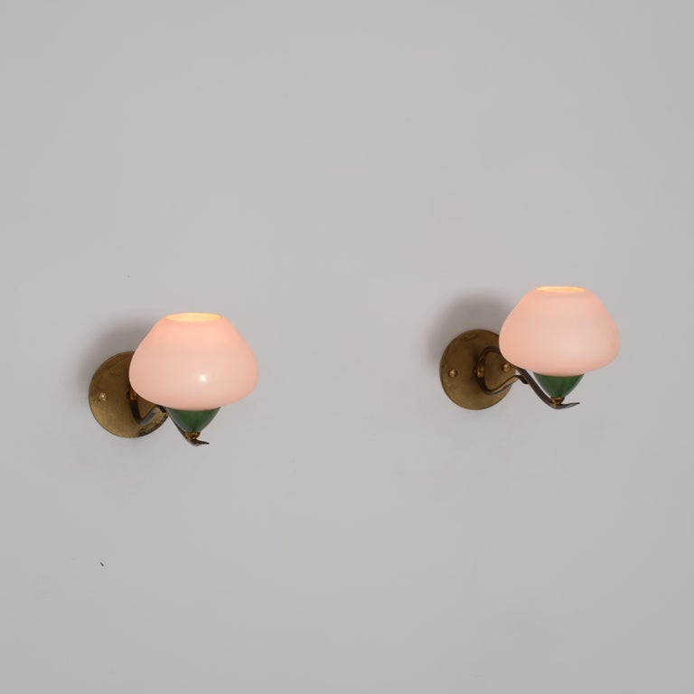 PAIRE D'APPLIQUES MURALES vert olive des années 1950 en laiton du