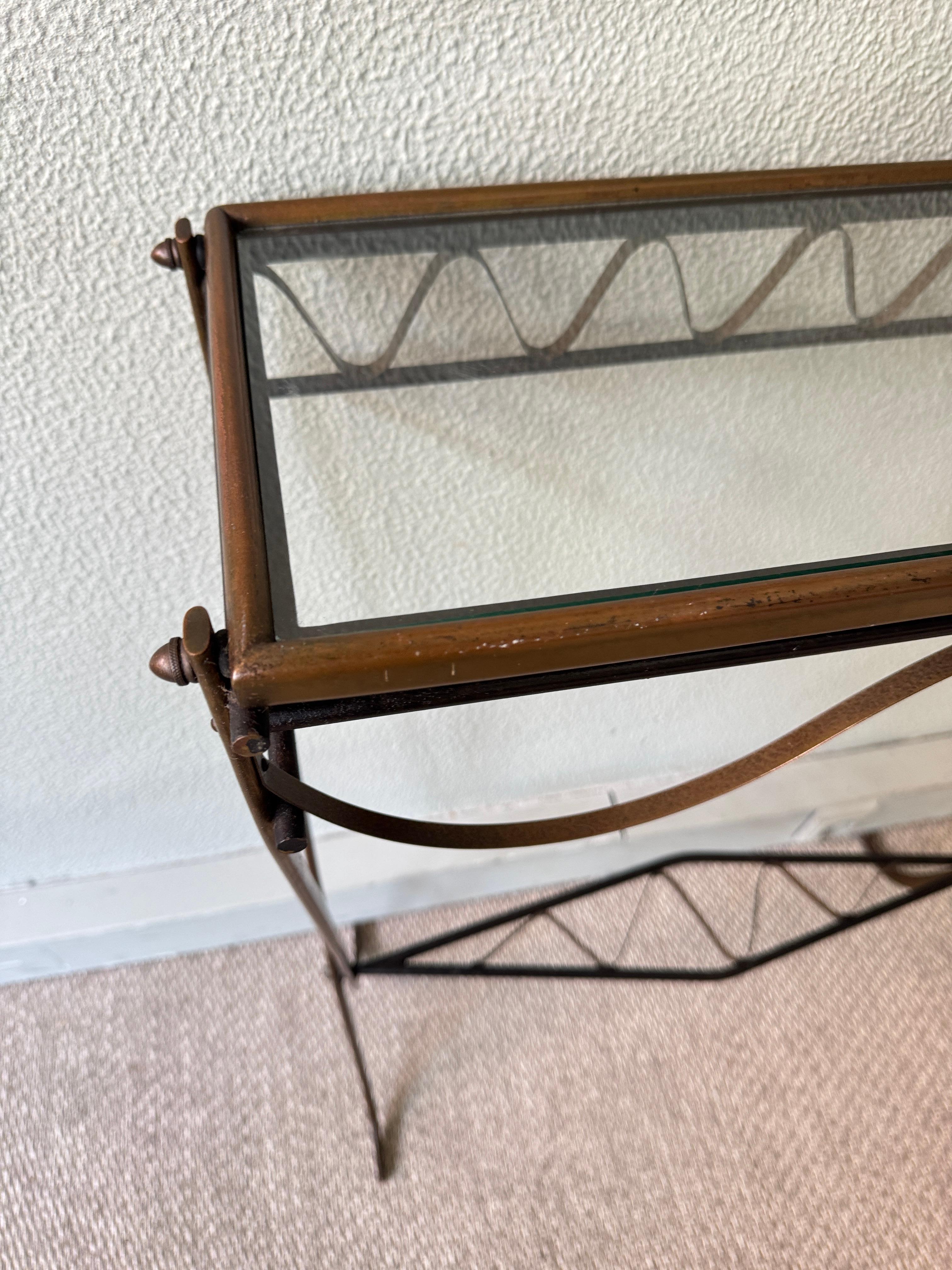 Set di specchi e consolle in ottone, ferro e vetro degli anni '50 con linee scultoree in vendita 4