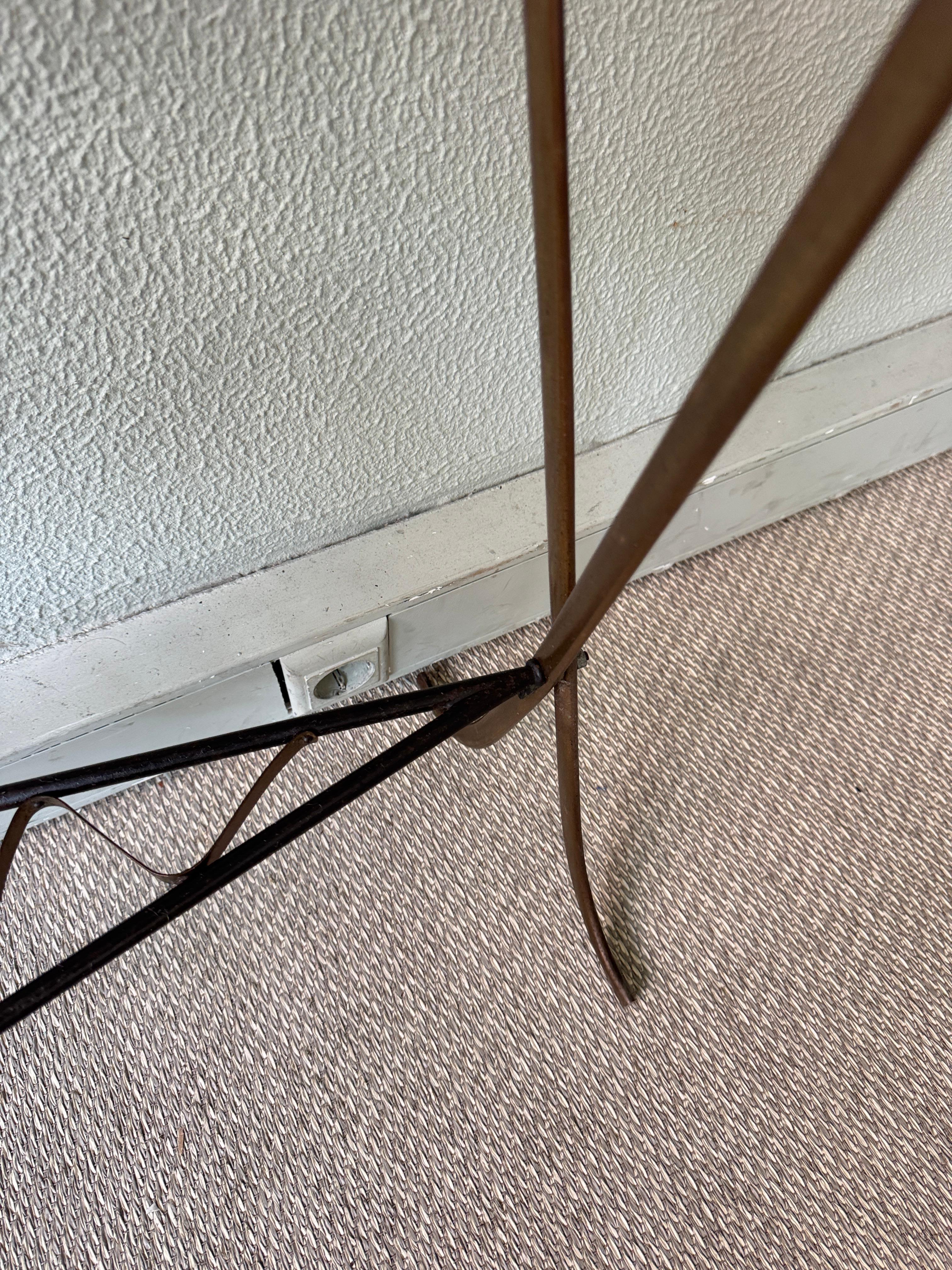 Set di specchi e consolle in ottone, ferro e vetro degli anni '50 con linee scultoree in vendita 6