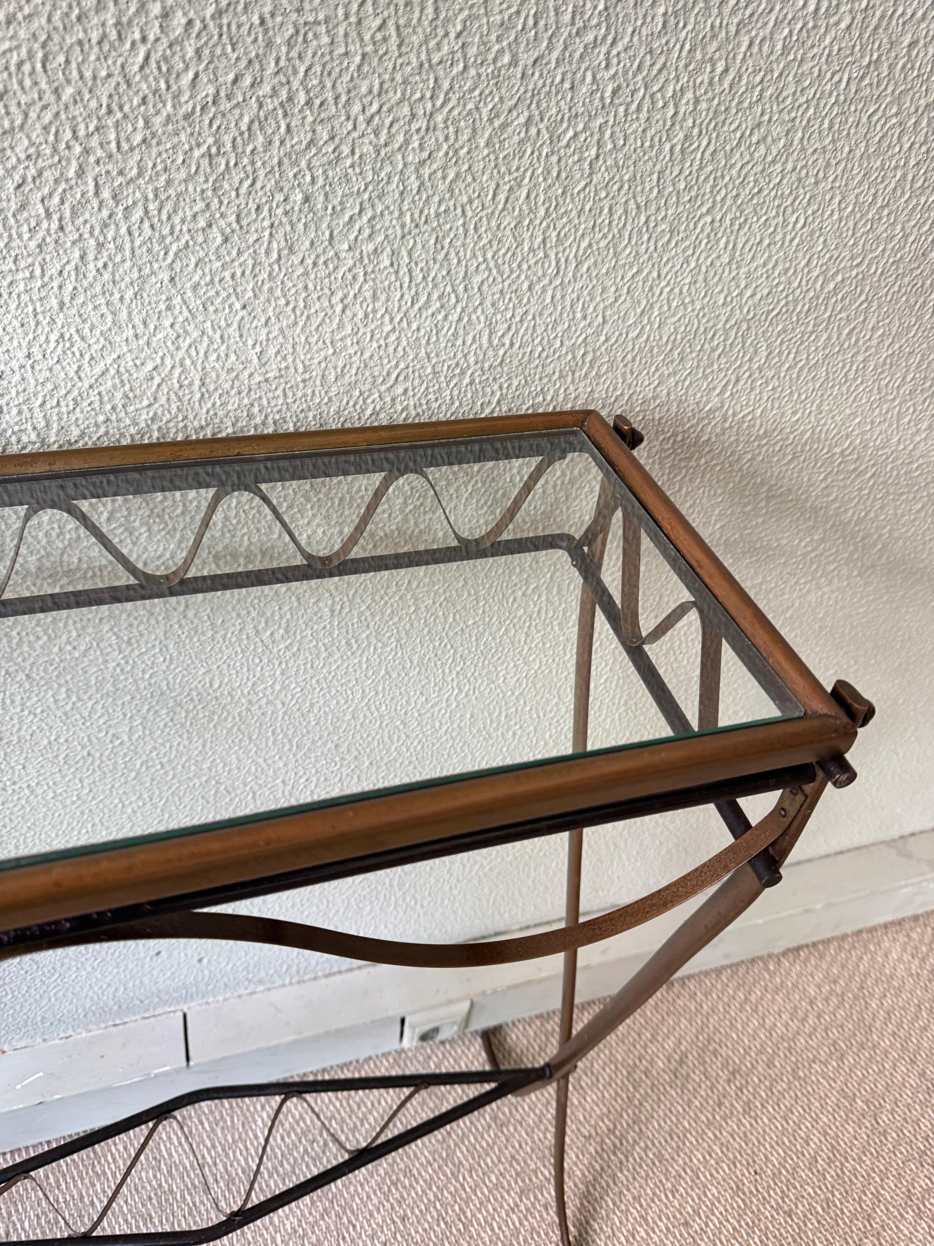 Set di specchi e consolle in ottone, ferro e vetro degli anni '50 con linee scultoree in vendita 7