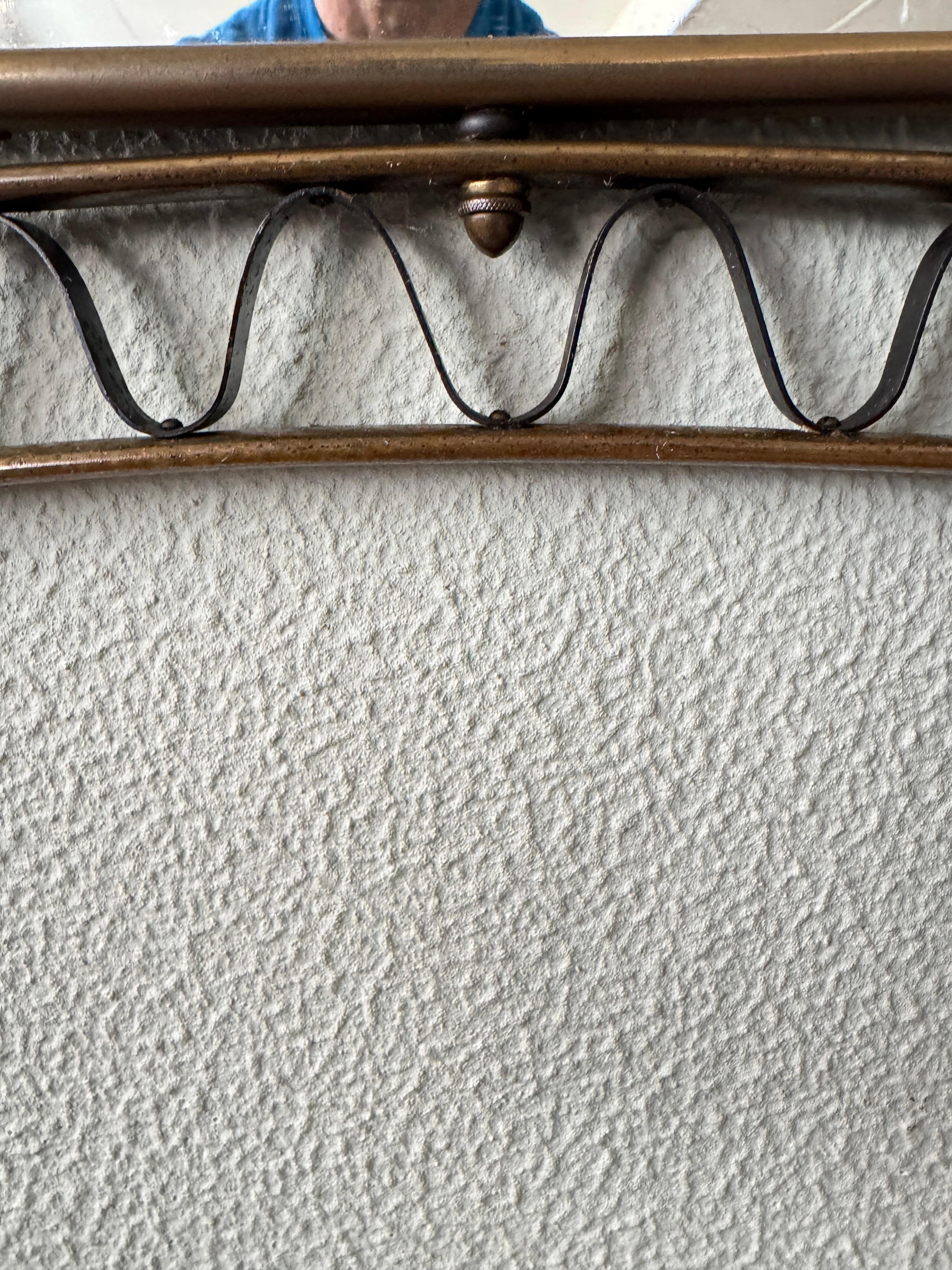Set di specchi e consolle in ottone, ferro e vetro degli anni '50 con linee scultoree in vendita 8