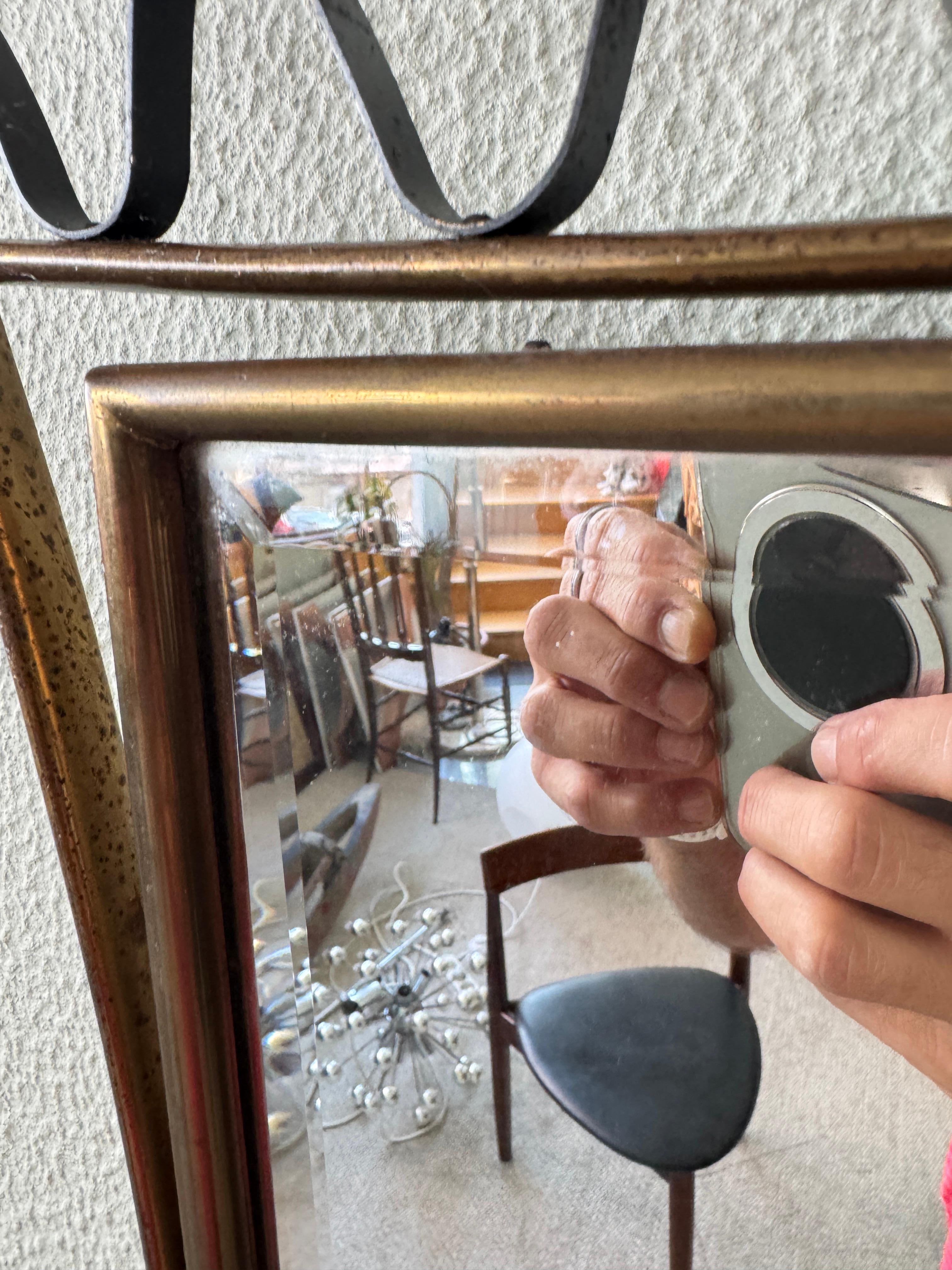 Set di specchi e consolle in ottone, ferro e vetro degli anni '50 con linee scultoree in vendita 10