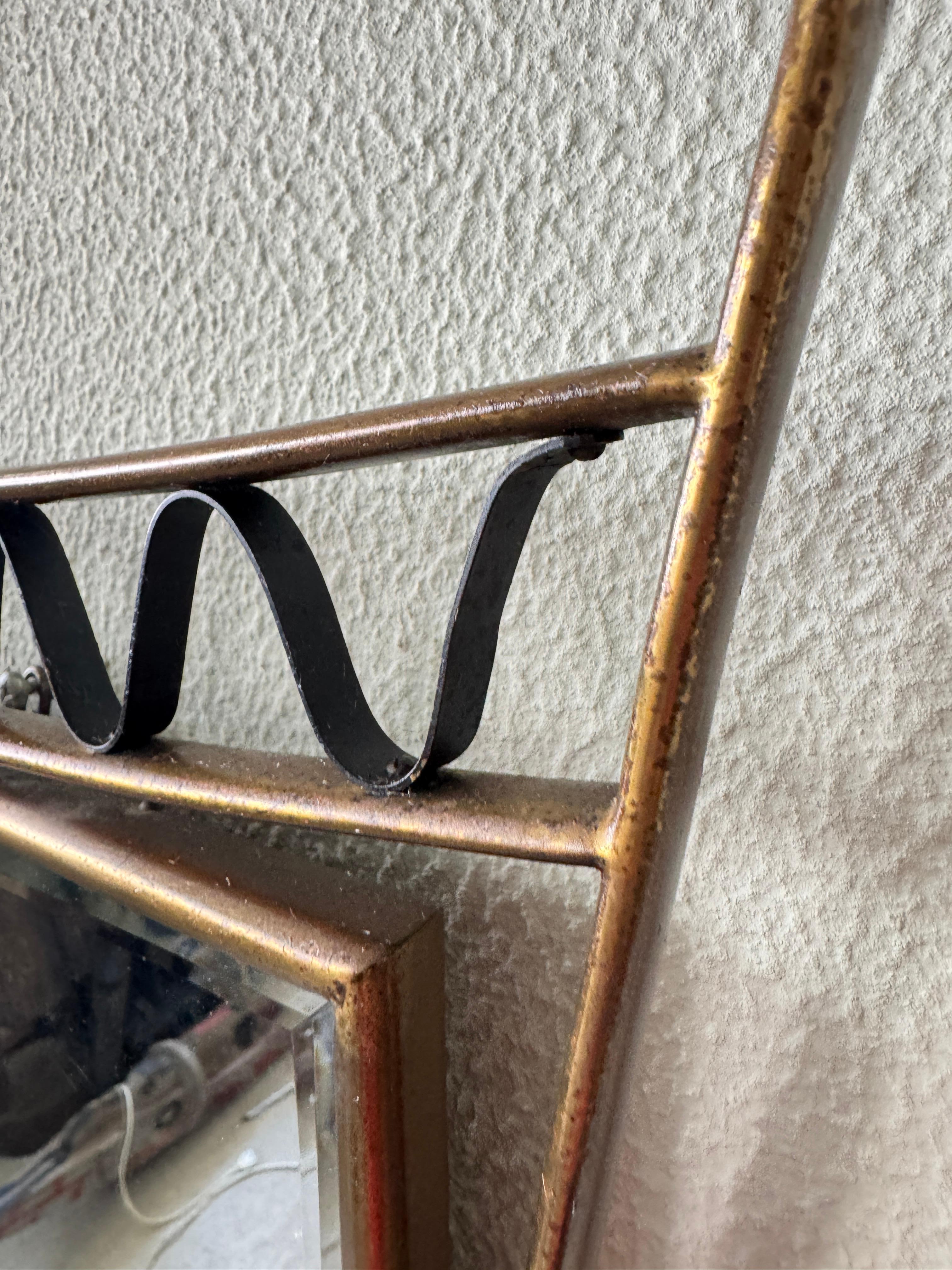 Set di specchi e consolle in ottone, ferro e vetro degli anni '50 con linee scultoree in vendita 11