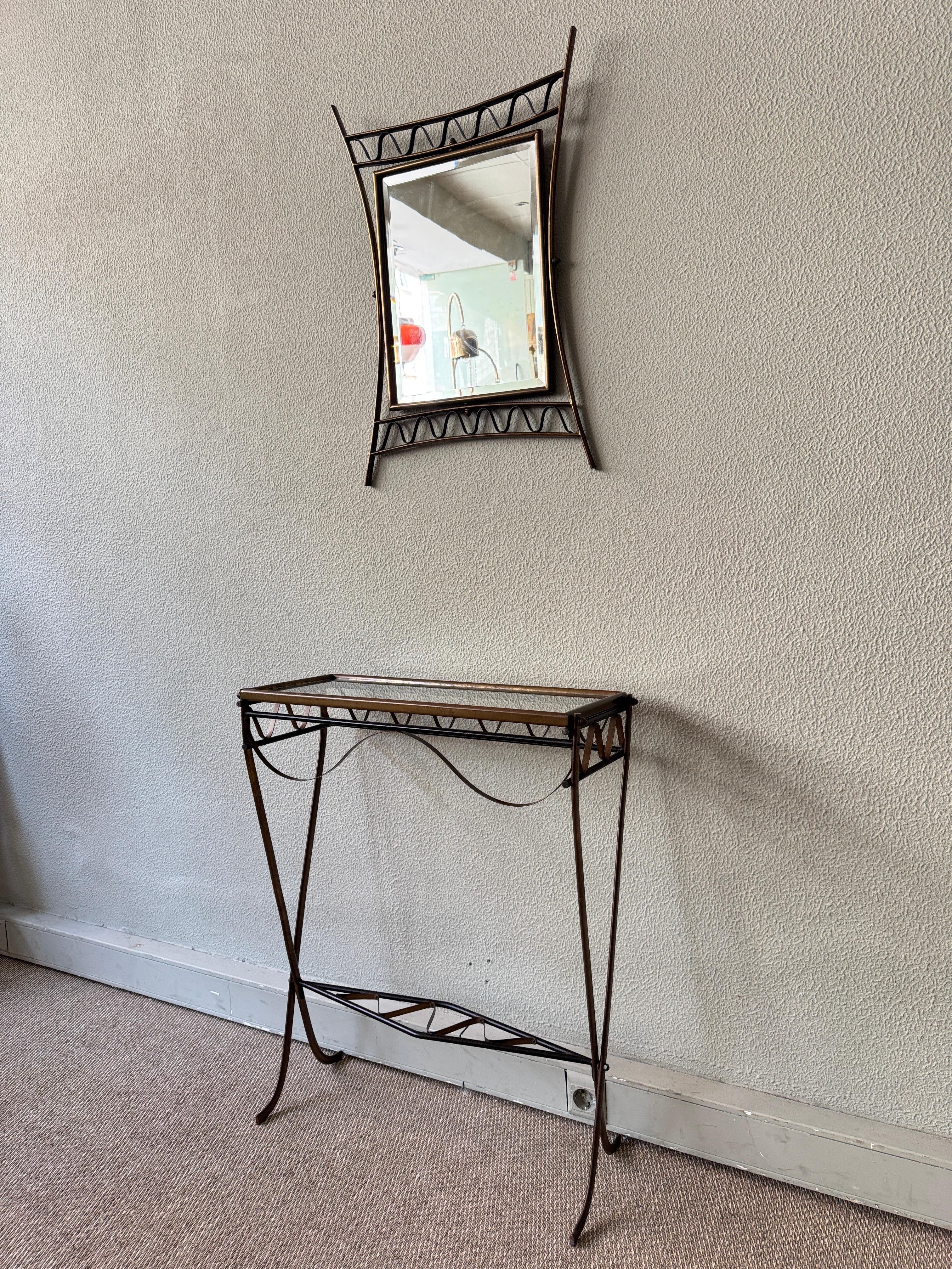 Mid-Century moderno Set di specchi e consolle in ottone, ferro e vetro degli anni '50 con linee scultoree in vendita