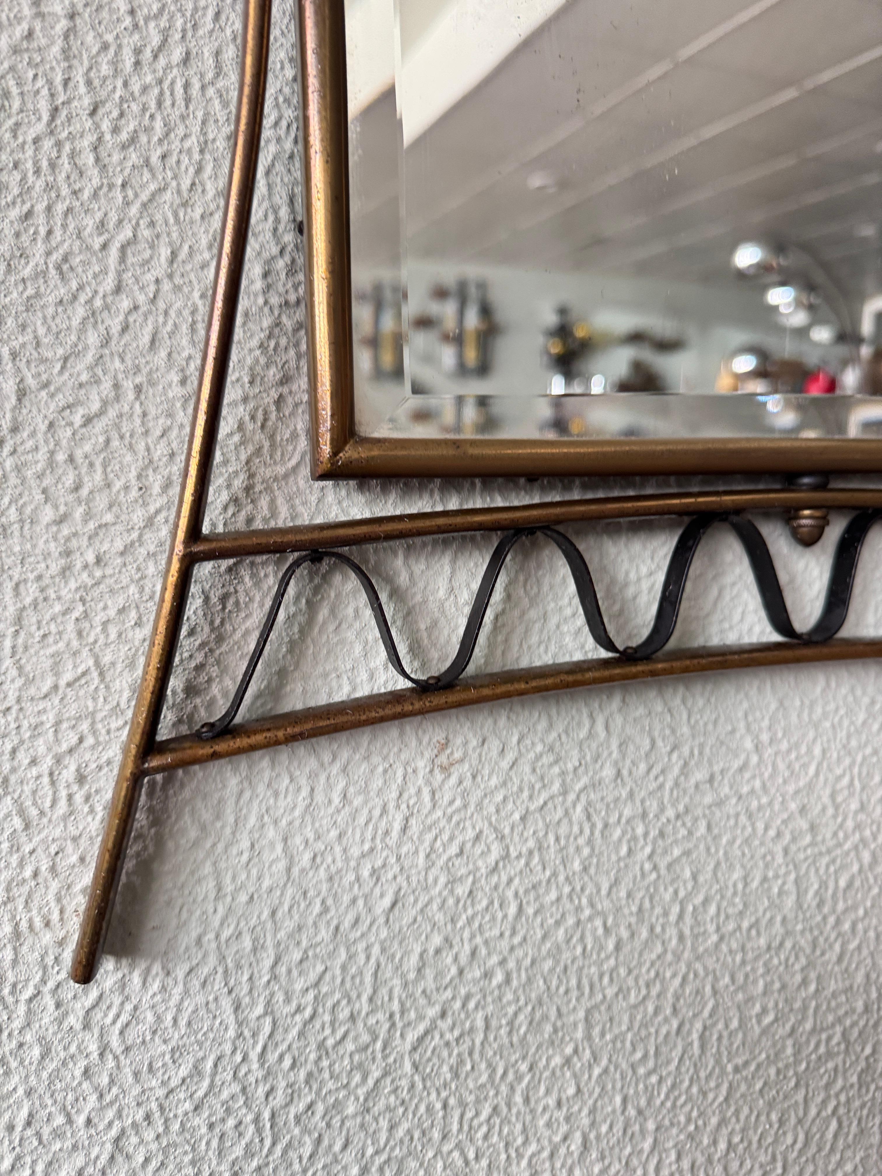 Set di specchi e consolle in ottone, ferro e vetro degli anni '50 con linee scultoree in vendita 1
