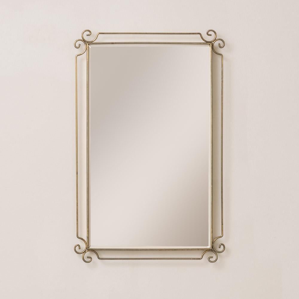 Magnifique miroir vintage en laiton d'Italie, années 1950. Cadre rectangulaire en laiton avec détail de boucle. La finition en laiton et le miroir d'origine présentent une belle patine d'ancienneté. Parfait pour une entrée ou une salle d'eau. 

 
