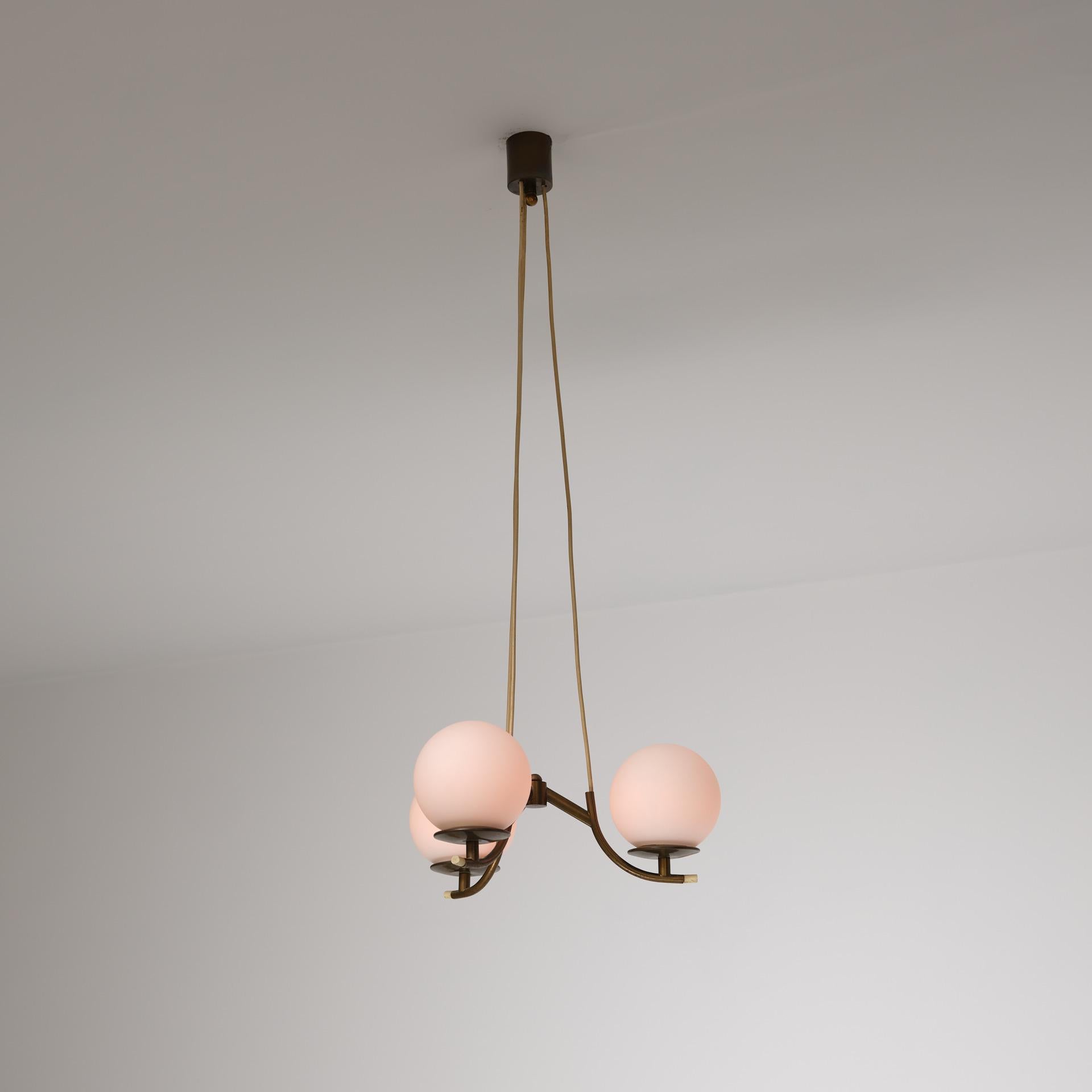 1950s Italian Brass Pendant Lamp with Opaline Glass Spheres In Good Condition For Sale In Rome, IT