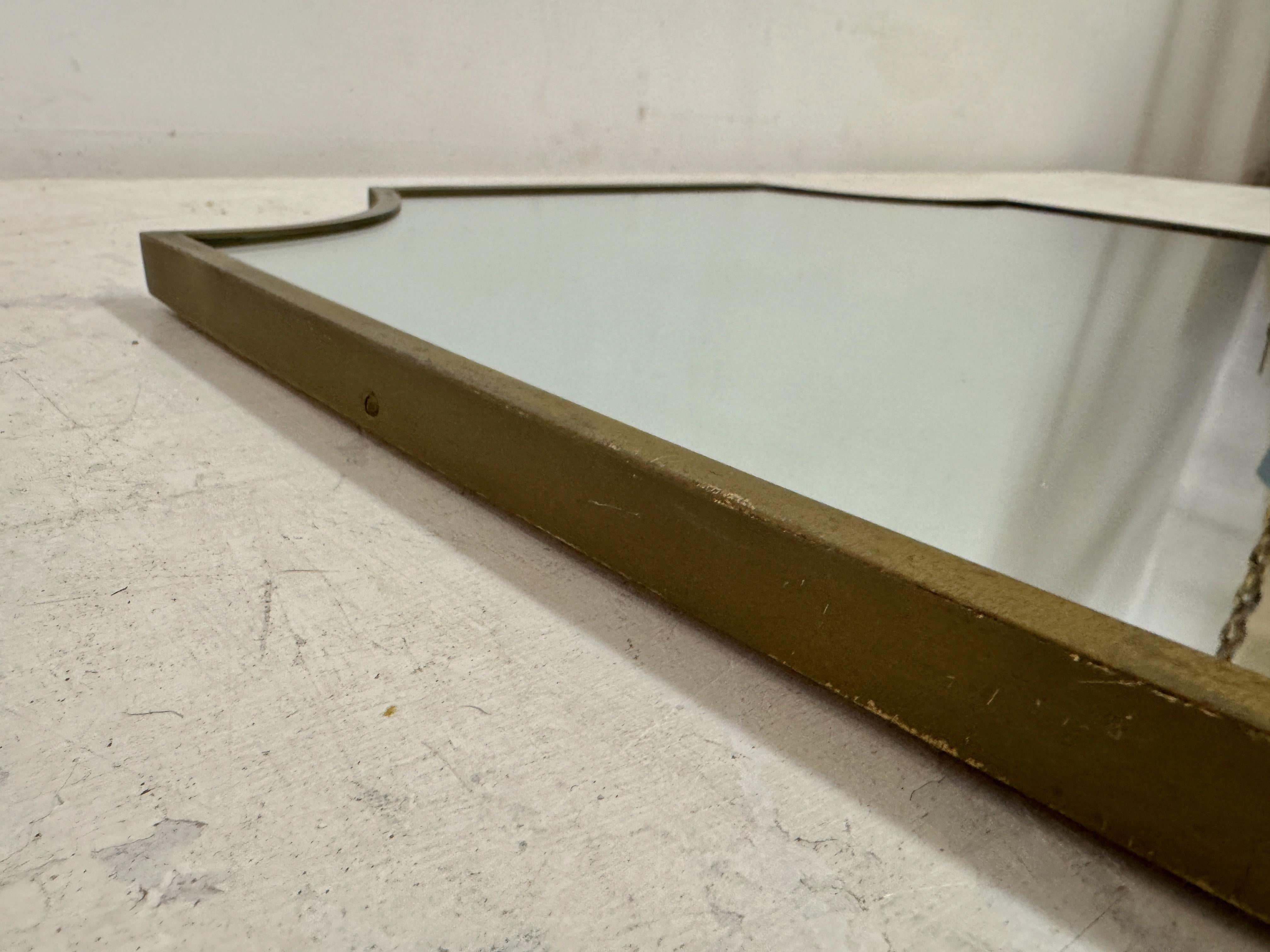 Specchio a scudo in ottone italiano del 1950 in vendita 3