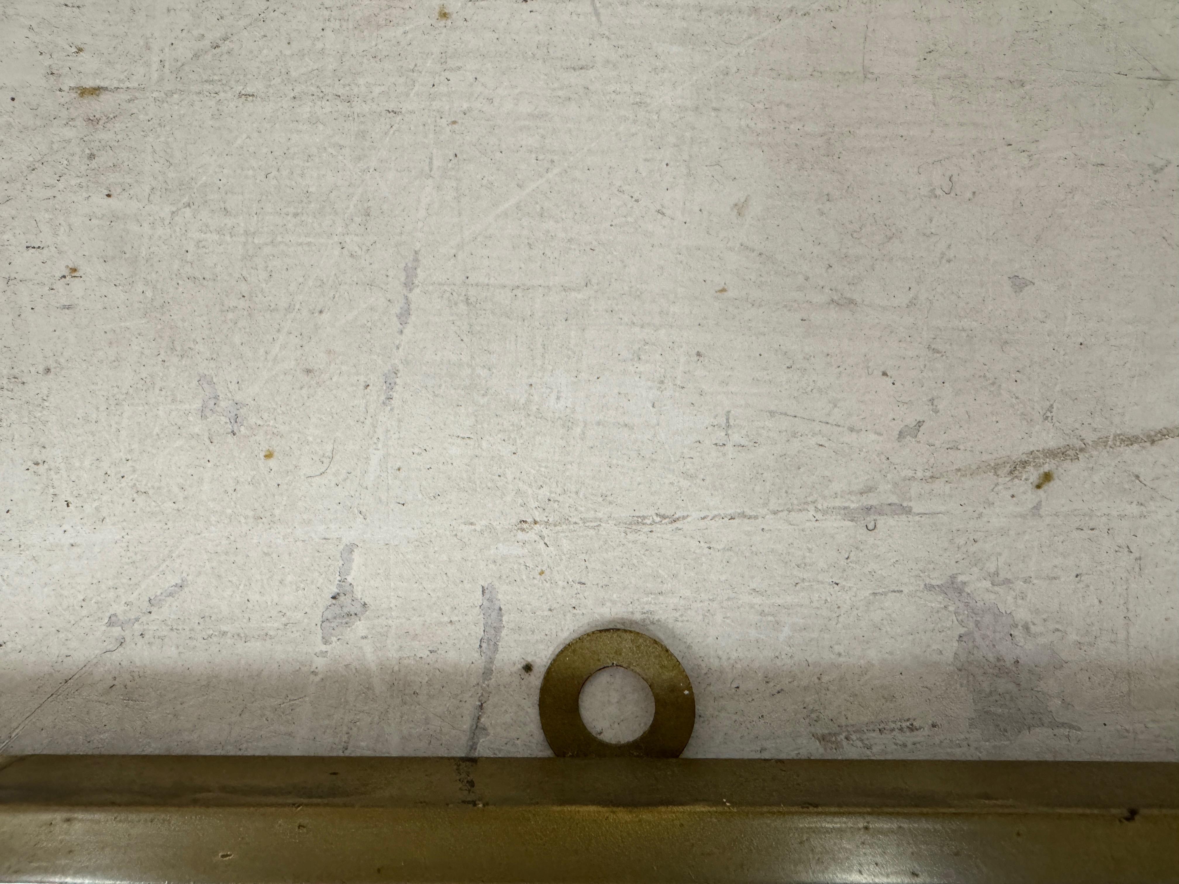 Specchio a scudo in ottone italiano del 1950 in vendita 4