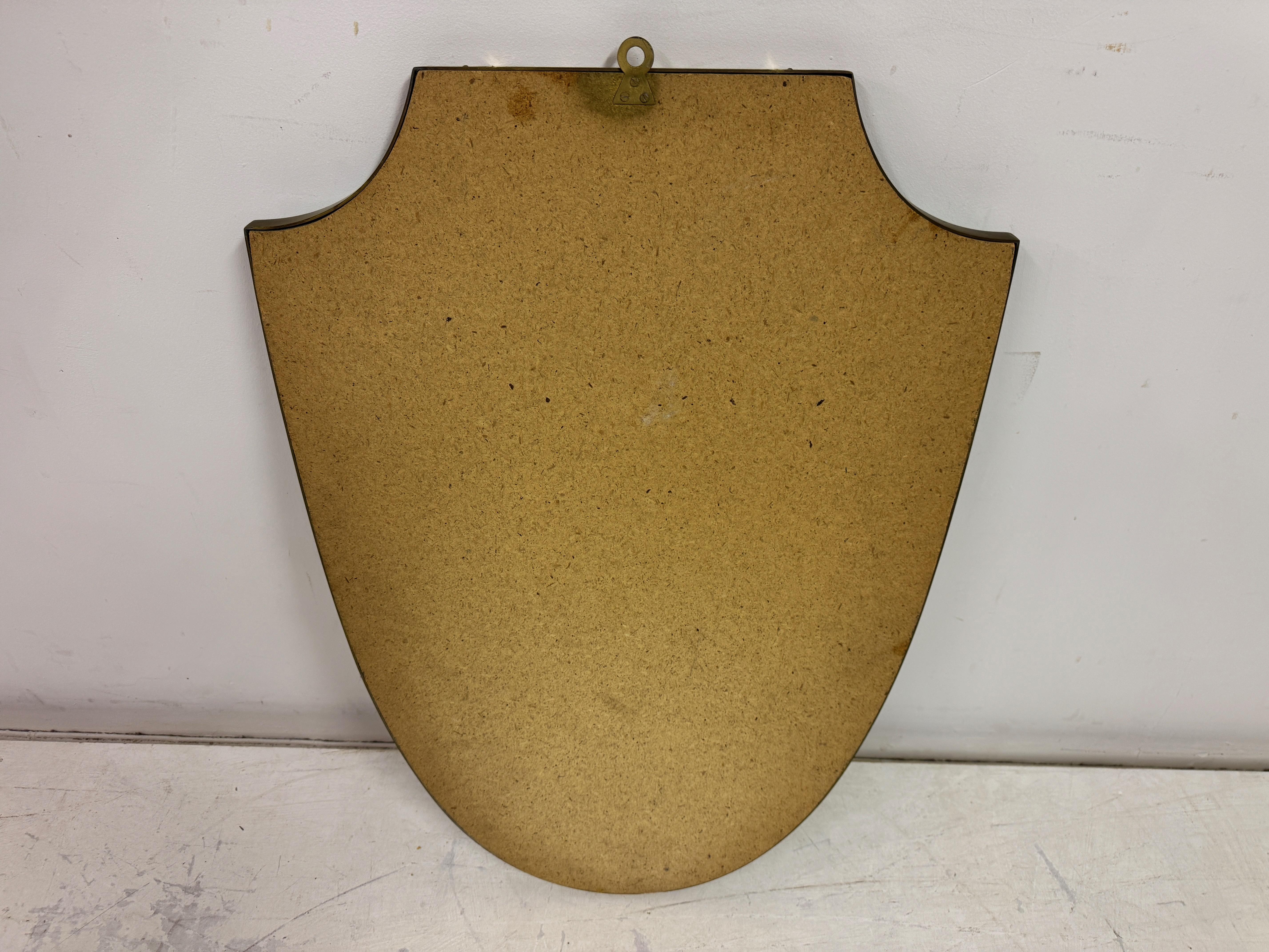 Specchio a scudo in ottone italiano del 1950 in vendita 5