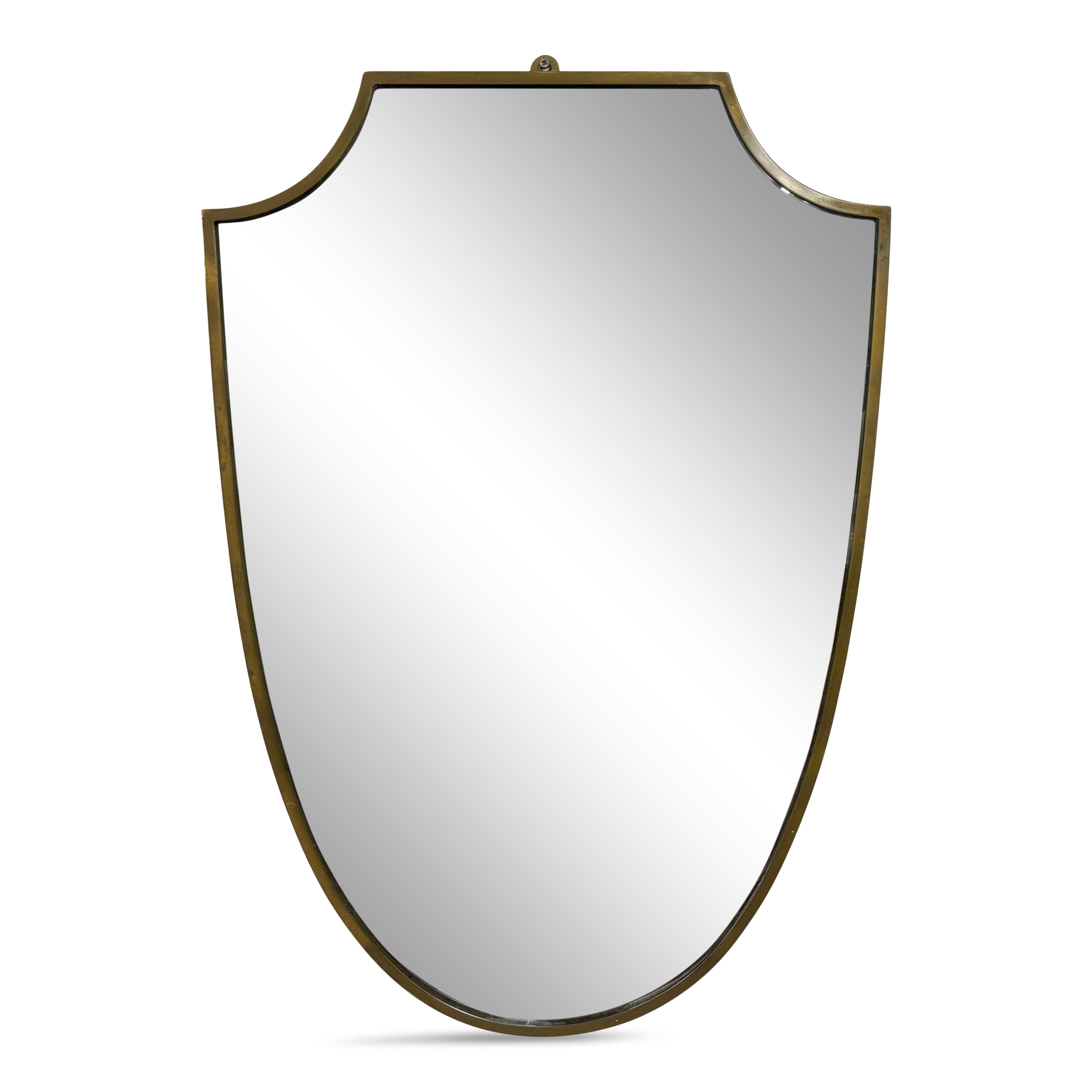 Specchio a forma di scudo in ottone degli anni '50

Italia anni '50

Questo elegante specchio da parete italiano della metà del secolo scorso è caratterizzato da un'elegante cornice in ottone con bordi delicatamente curvi, che esemplifica il design