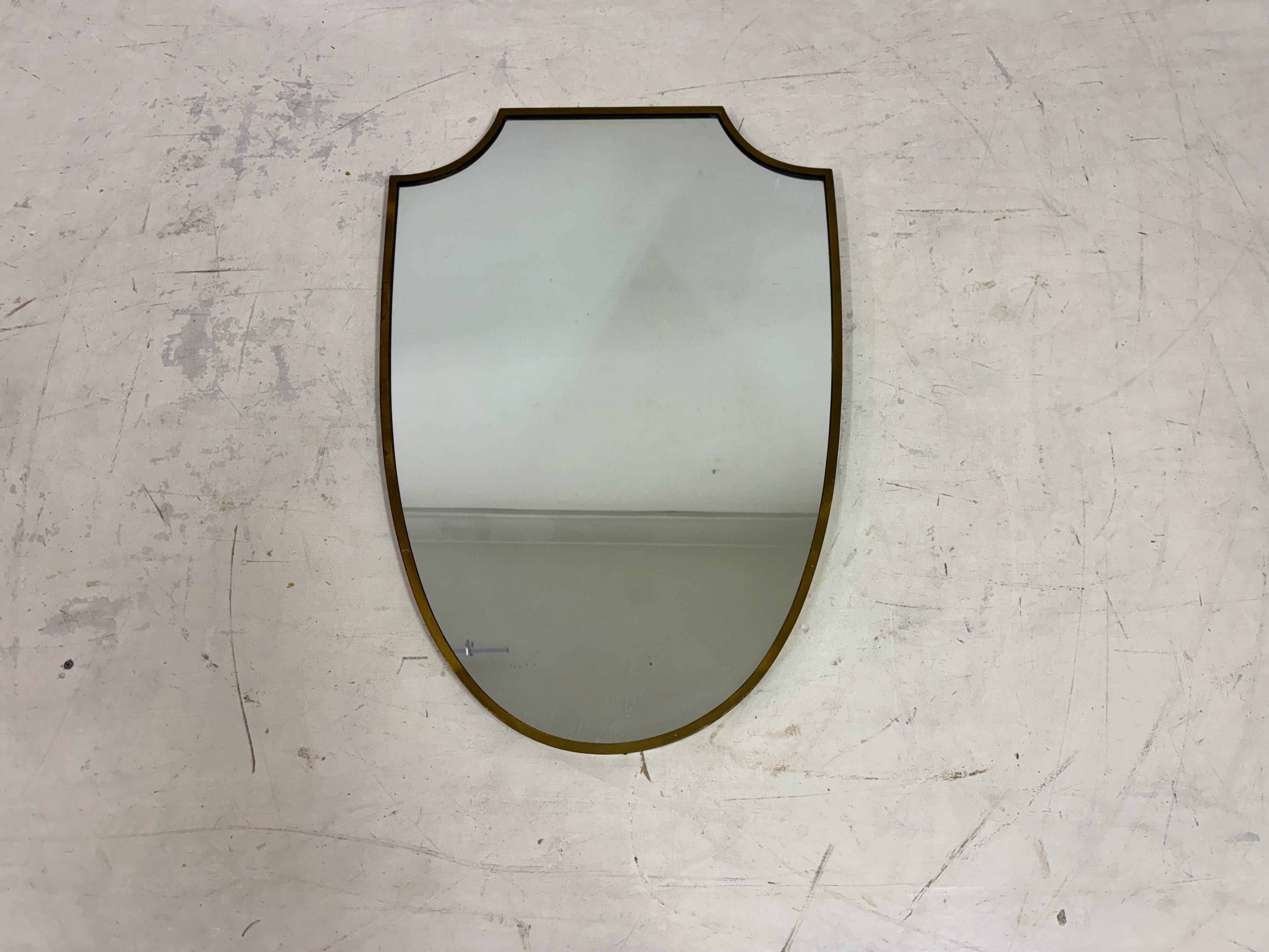 Mid-Century moderno Specchio a scudo in ottone italiano del 1950 in vendita