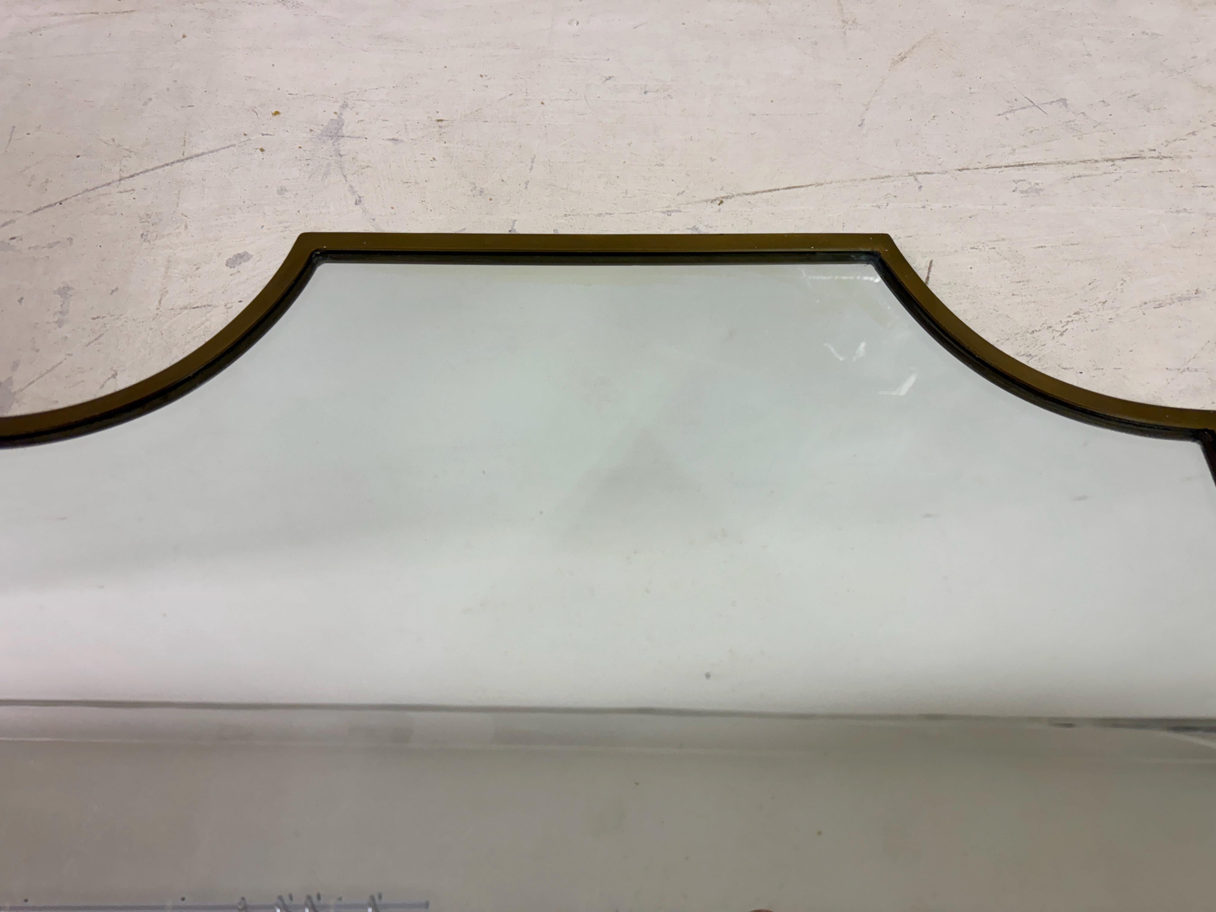 XX secolo Specchio a scudo in ottone italiano del 1950 in vendita