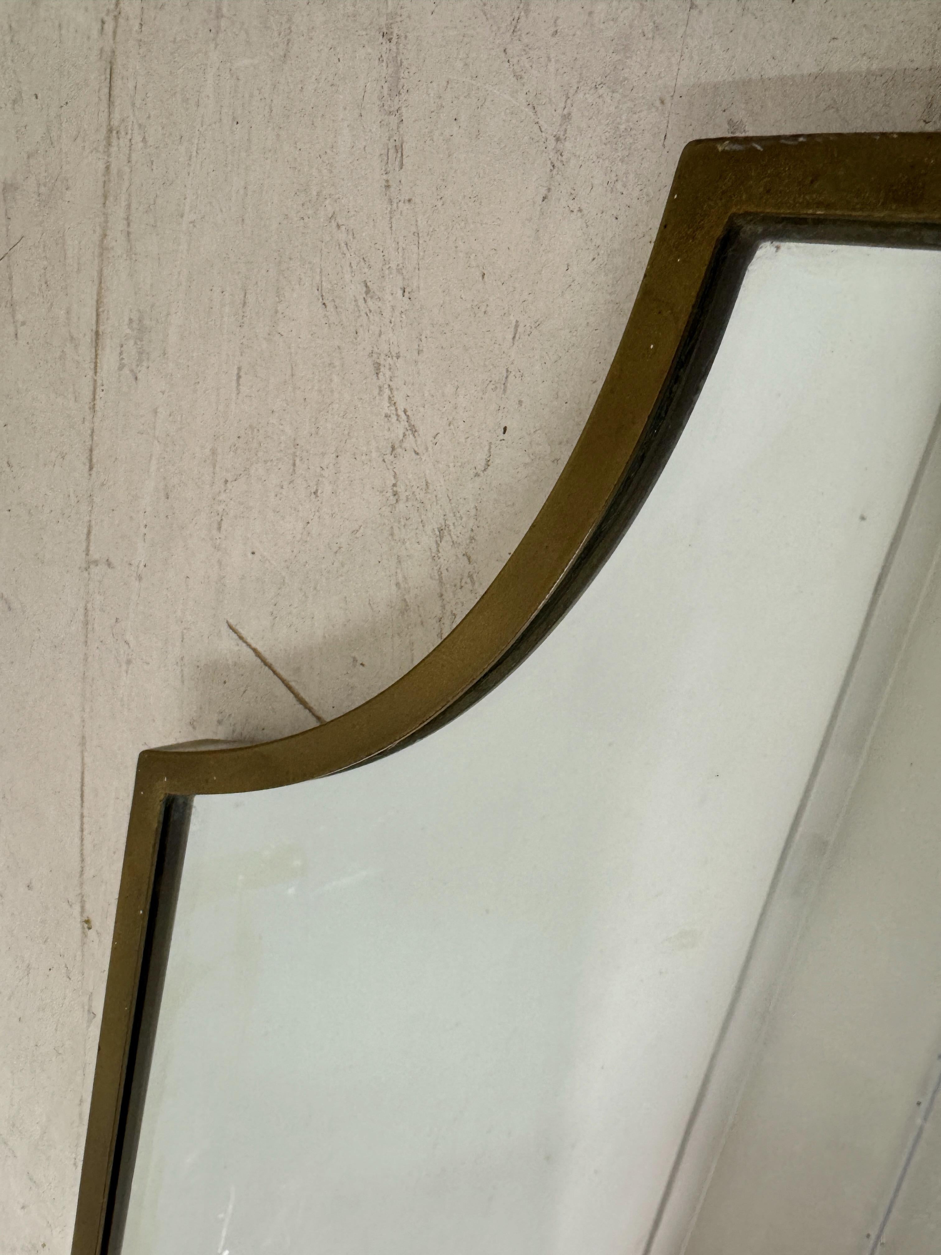 Specchio a scudo in ottone italiano del 1950 in vendita 1
