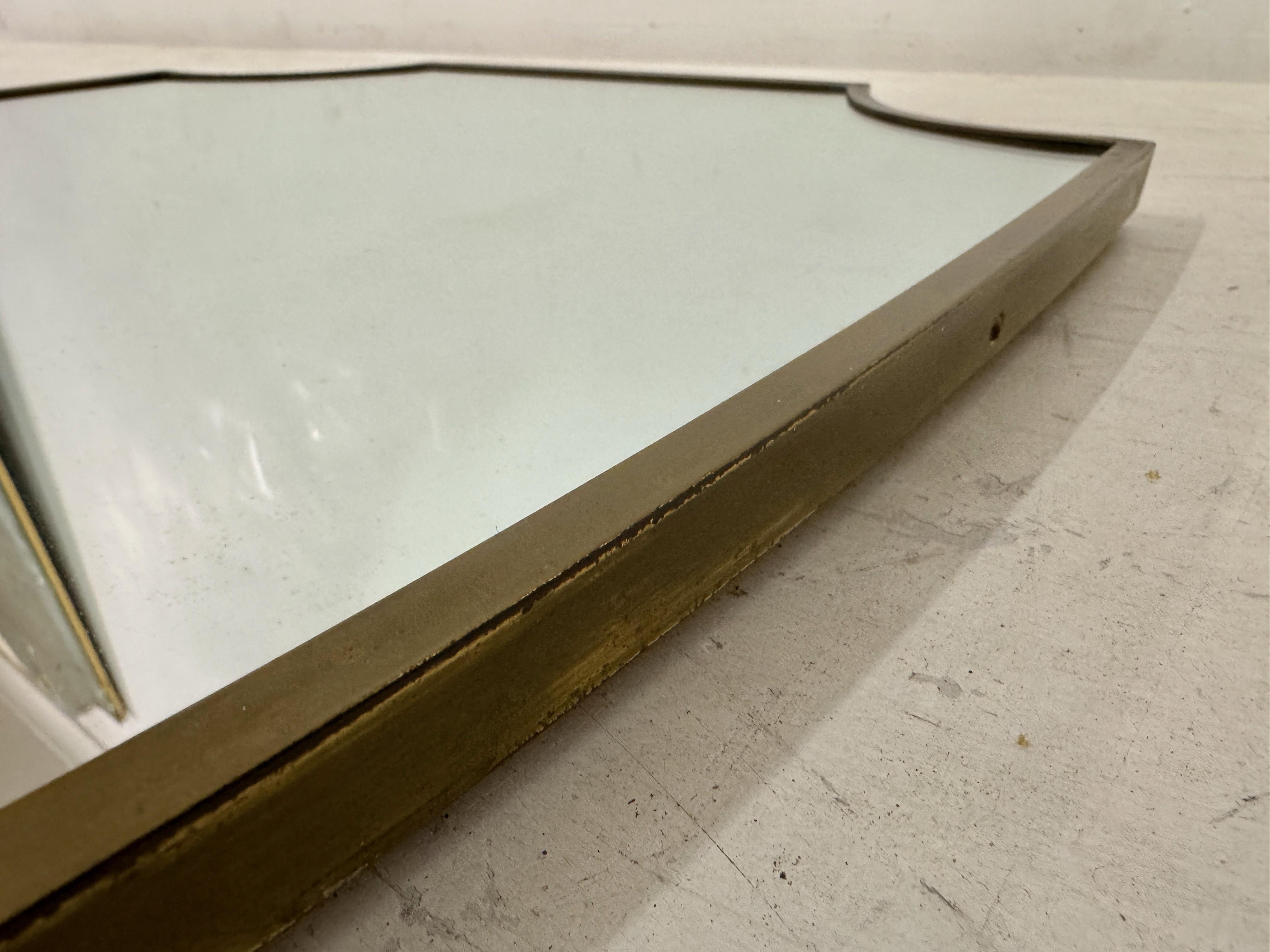 Specchio a scudo in ottone italiano del 1950 in vendita 2