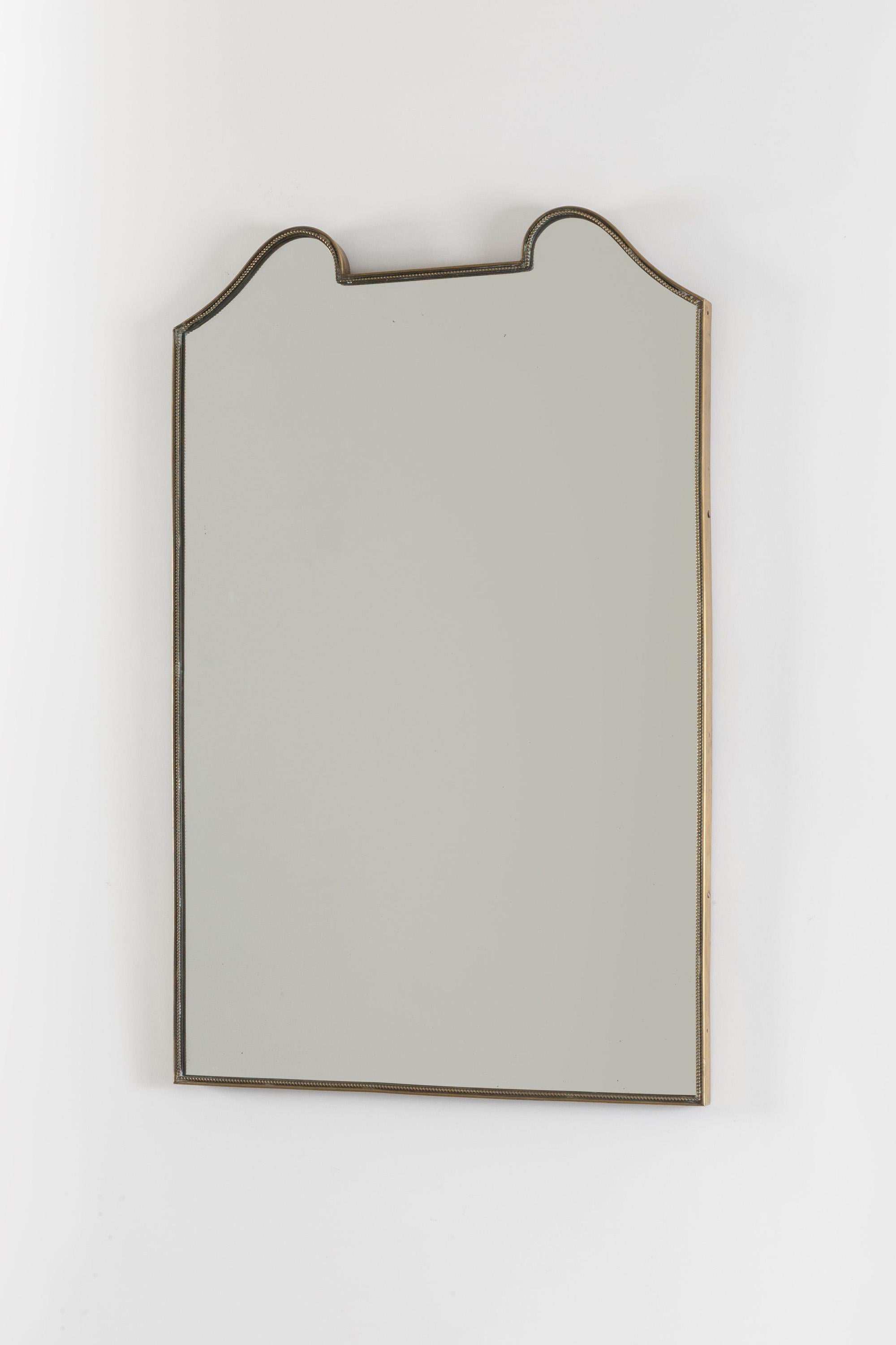 Un gran espejo de pared italiano de los años 50 con marco de latón. El marco, de lados rectos, lleva incrustada una fila de cuentas de latón.

Buen estado original. El marco dorado ha vuelto a rozar el latón en algunas partes. Pequeñas zonas de