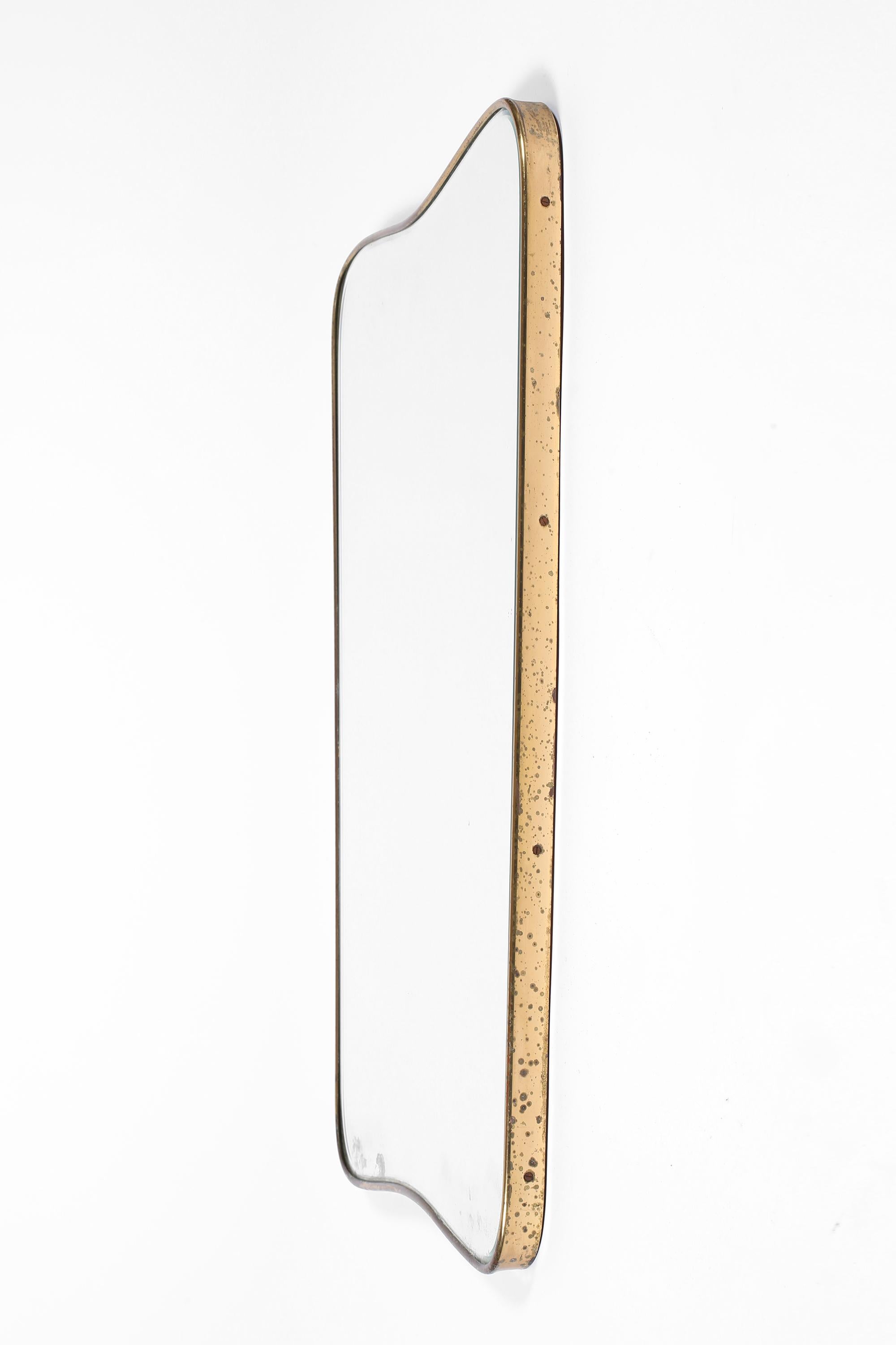 20ième siècle Miroir italien des années 1950 à bouclier en laiton à la manière de Gio Ponti en vente