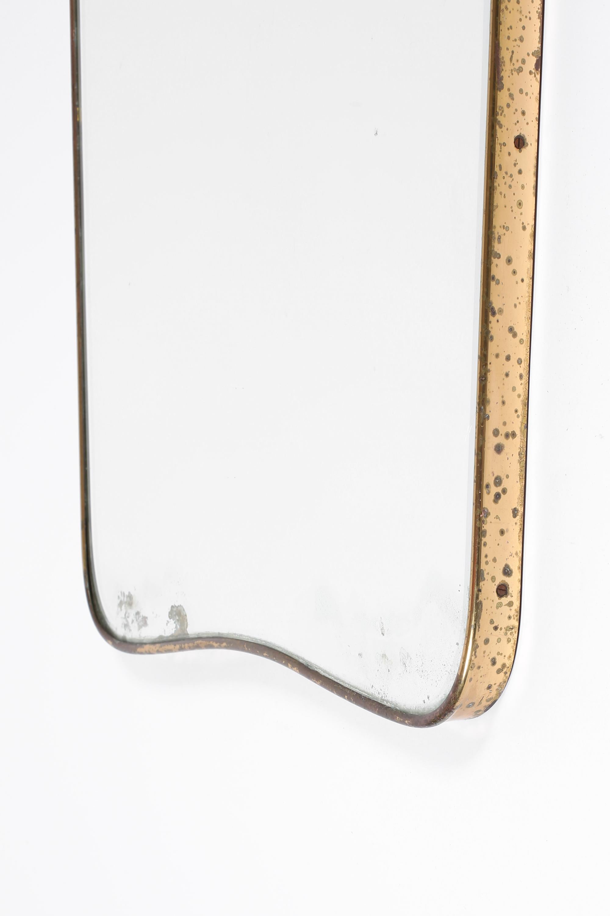 Laiton Miroir italien des années 1950 à bouclier en laiton à la manière de Gio Ponti en vente