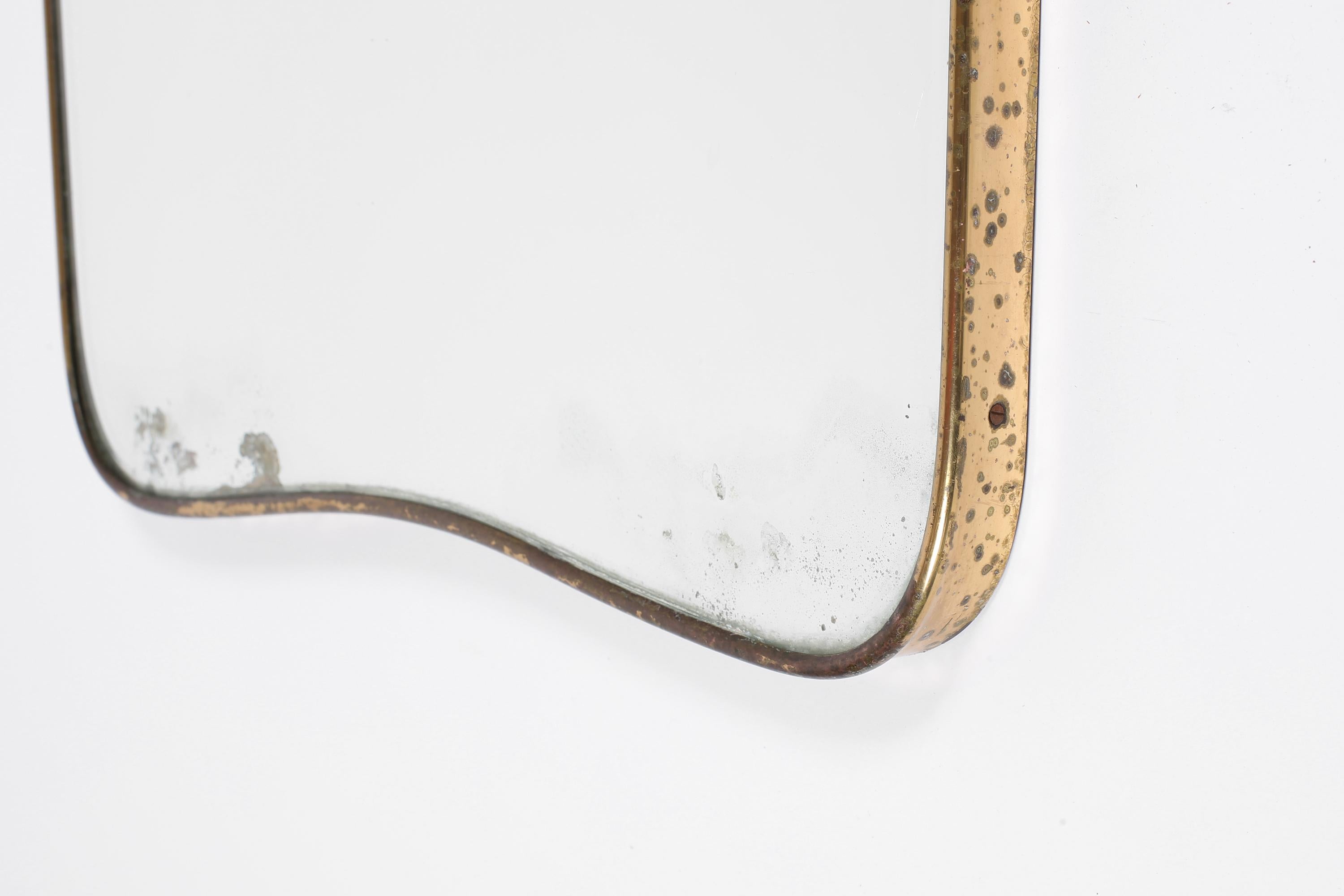 Miroir italien des années 1950 à bouclier en laiton à la manière de Gio Ponti en vente 1