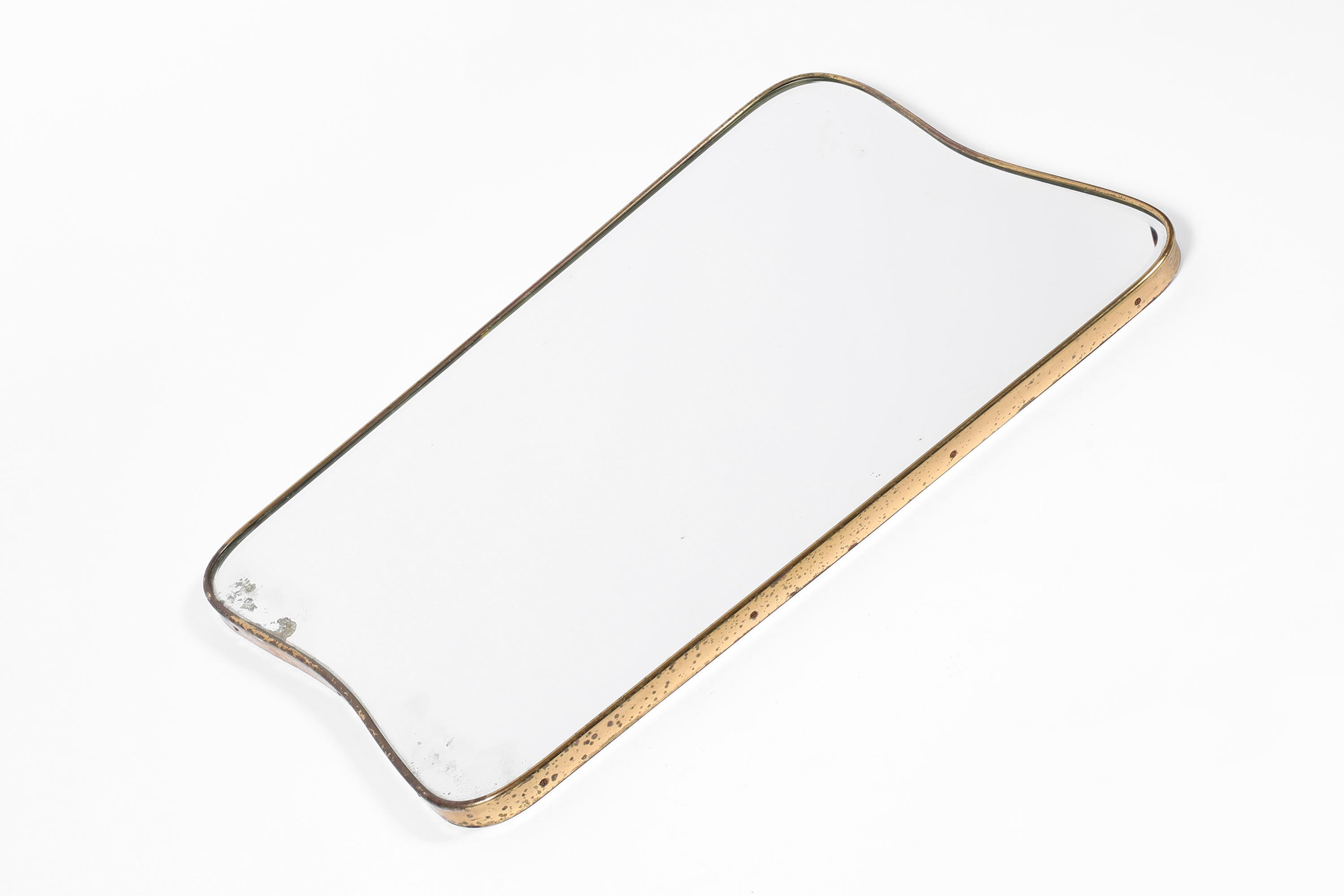 Miroir italien des années 1950 à bouclier en laiton à la manière de Gio Ponti en vente 4