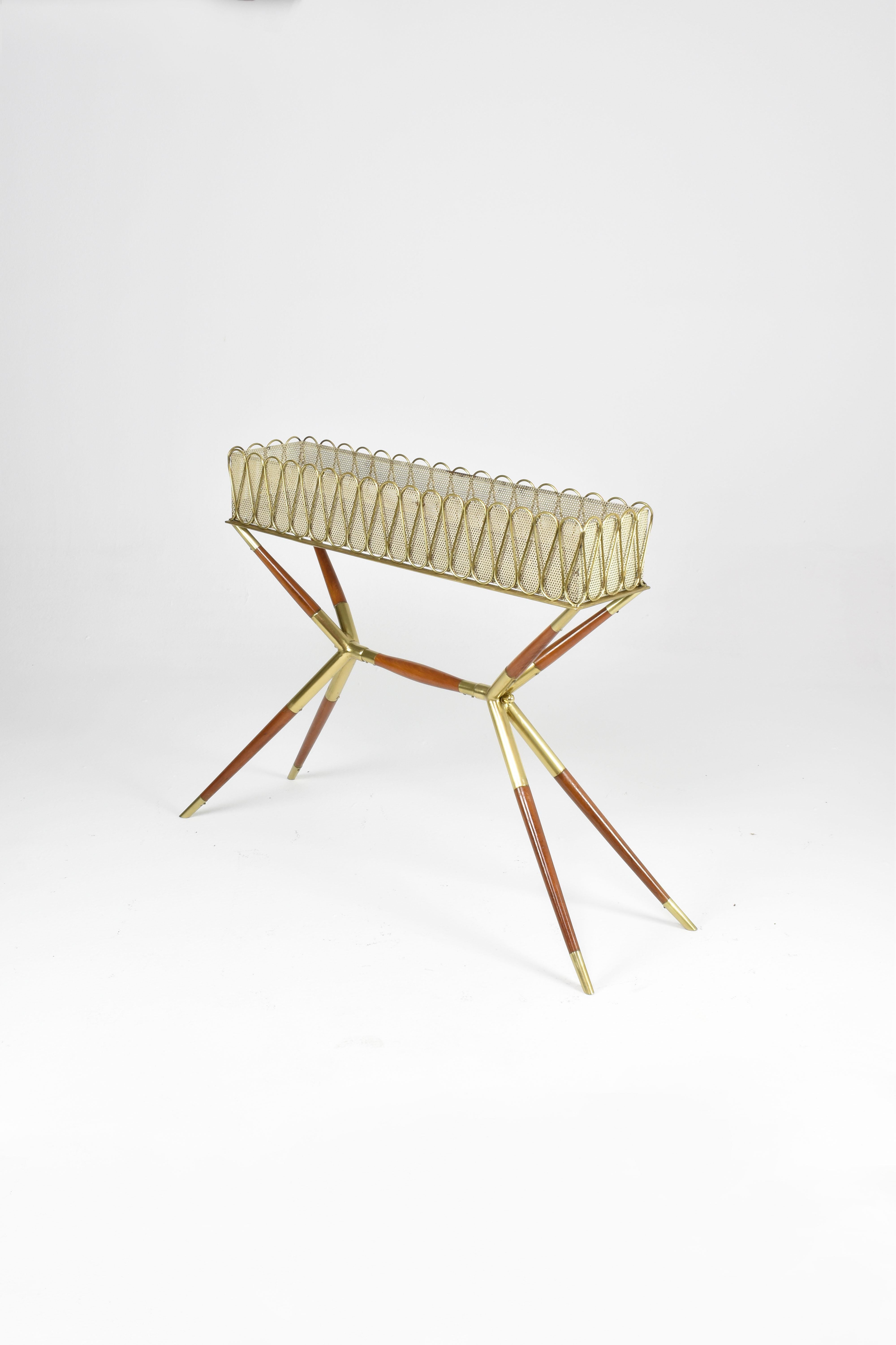Eine italienische Jardiniere aus den 1950er Jahren, die Cesare Lacca zugeschrieben wird, einem berühmten Designer, der für seine raffinierten Möbel und Leuchten aus der Mitte des Jahrhunderts bekannt war. Dieses außergewöhnliche Möbelstück besteht