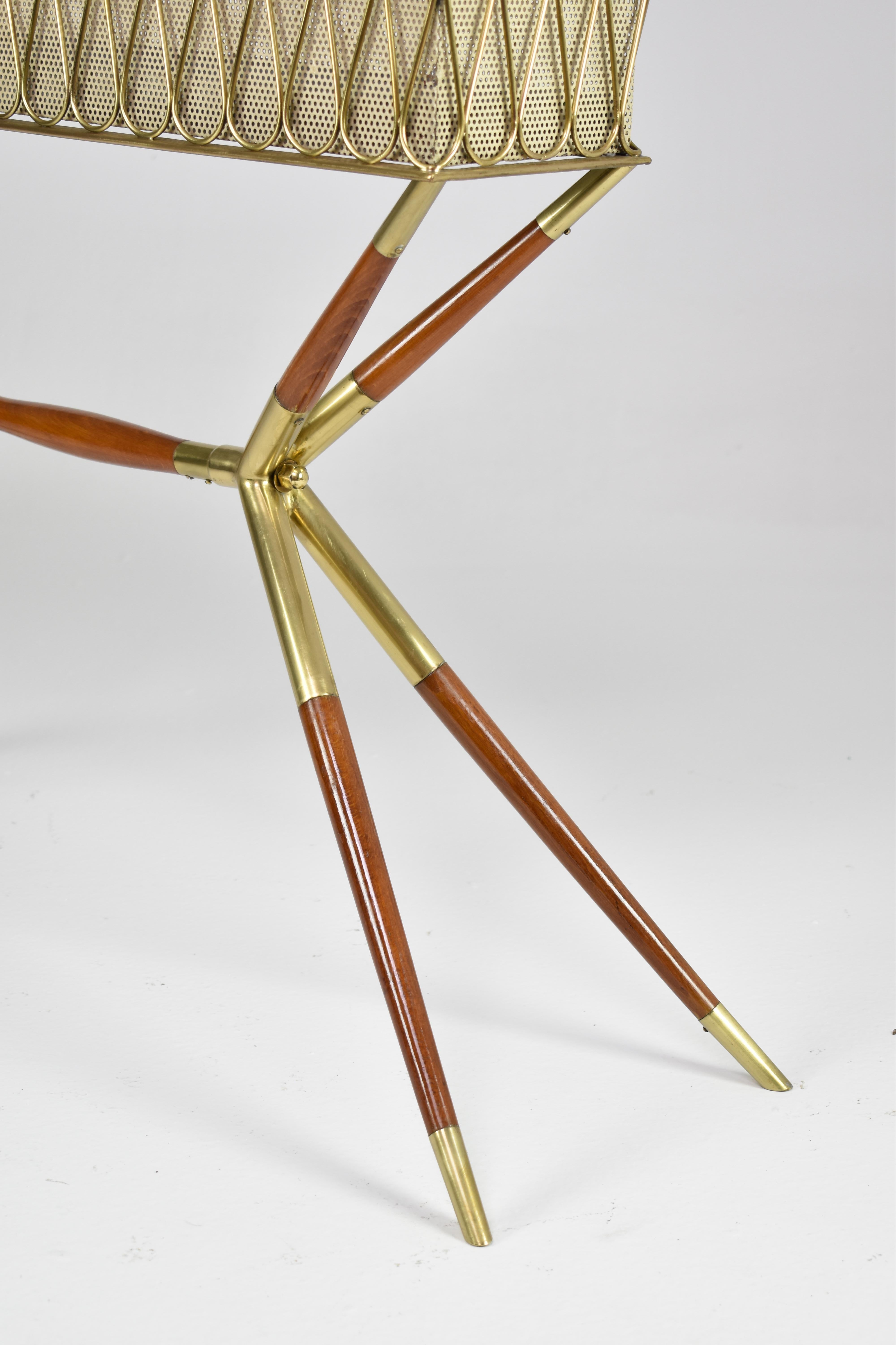 1950er Jahre Italienische Jardinière aus Messing und Teakholz, Cesare Lacca zugeschrieben im Angebot 3
