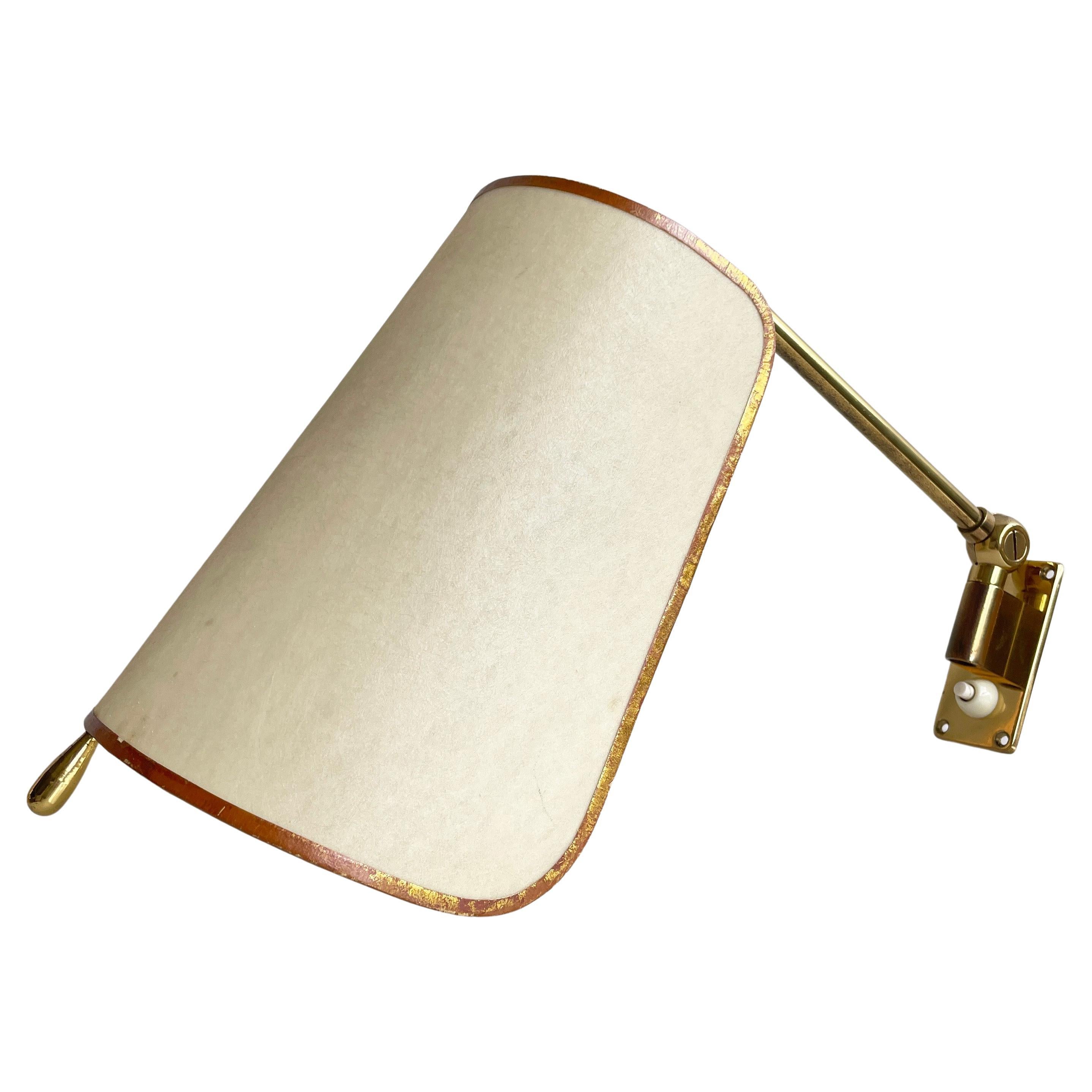 Precioso aplique Belux de latón suizo de los años 50 con pantallas de tela. Colocada en un soporte mural de latón con brazo giratorio de latón. Pantalla de tela y material sintético en color crema y dorado, con pomo de latón en forma de lágrima para